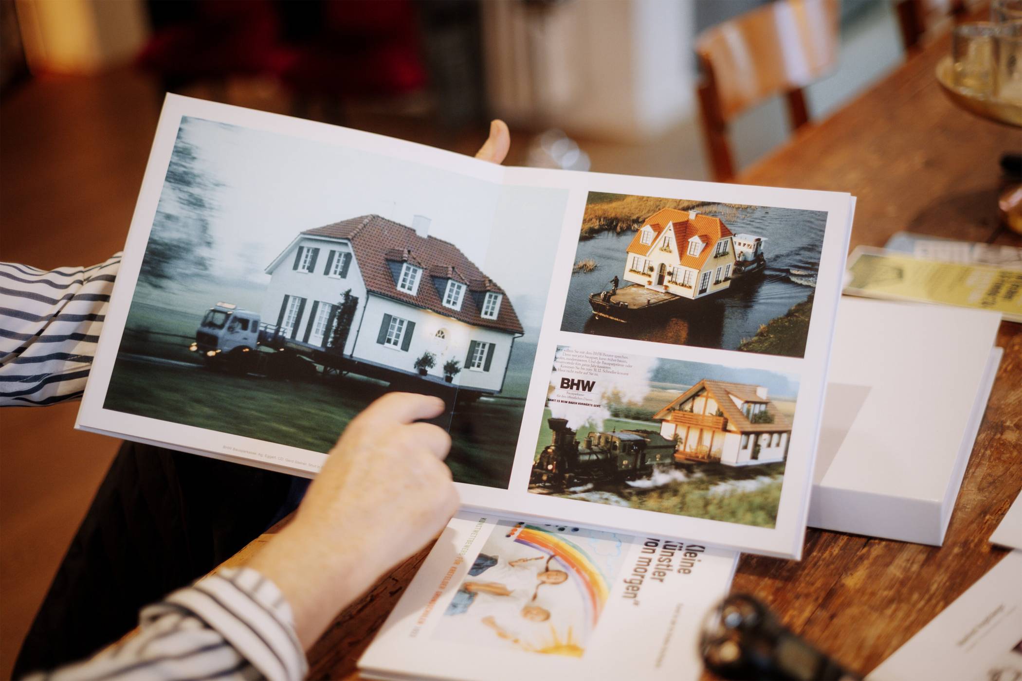 Für die aufwändige Kampagne der BHW-Bausparkasse wurden extra mehrere Häuser, die  innen hohl waren, konstruiert.