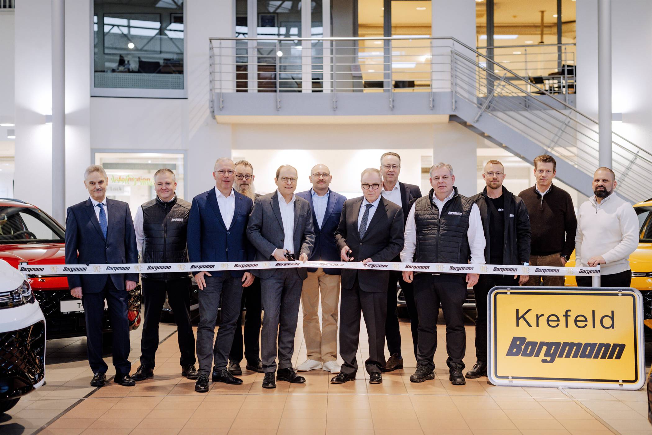 Bei der offiziellen Eröffnung des Jubiläumsjahrs v.l.n.r. Heinz-Günter Boecker, Prokurist/Finanzleiter, Jochen Franken, Werkstattleiter Volkswagen, Skoda, Stephan Schulz, Verkaufsleiter VW, Thomas Nohr, Prokurist/Dispositionsleiter, Joachim Kurth, Geschäftsführer Borgmann im Schirrhof, John Bach, Leiter Buchhaltung, Hermann Borgmann, Inhaber, Berthold Fischer, Centerleiter VW Nutzfahrzeuge, Marco Niessing, Serviceleiter VW, Dennis Opitz, Werkstattleiter Audi, Seat, Cupra, GWM, Ralph Maaßen, Leiter Gebrauchtwagen, Dino Volpe, Serviceleiter Audi, Seat, Cupra, GW.
