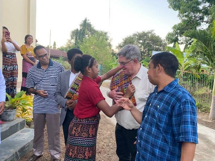  Pfarrer Paul Hauser und Pater Otto Gusti, SVD, vor dem Frauenhaus auf der indonesischen Insel Flores. 