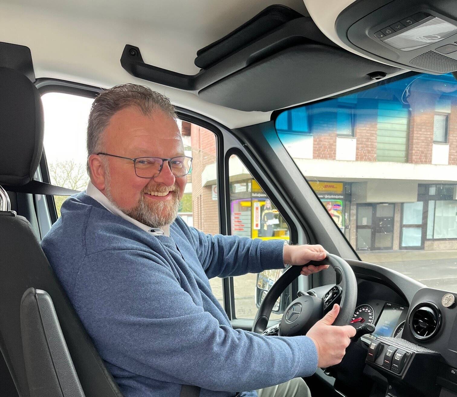 Bürgermeister Marc Venten bei seiner ersten Fahrt als Fahrer des Bürgerbusses.