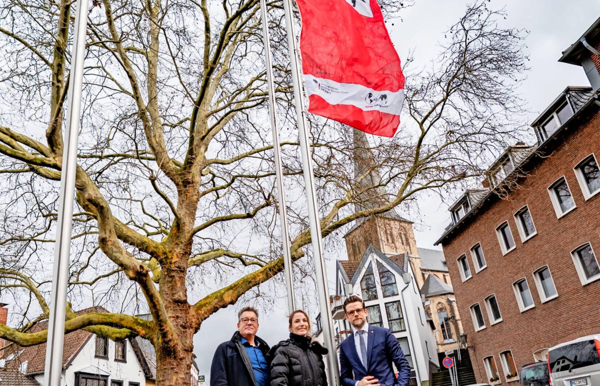   Am Freitag, 27. Februar, war  Equal Pay Day. Bereits am Montag hissten Patrick Stock (DGB), die Gleichstellungsbeauftragte Sarah Günther und OB Felix Heinrichs vor dem Rathaus Abtei eine Flagge. Foto: Andreas Baum  