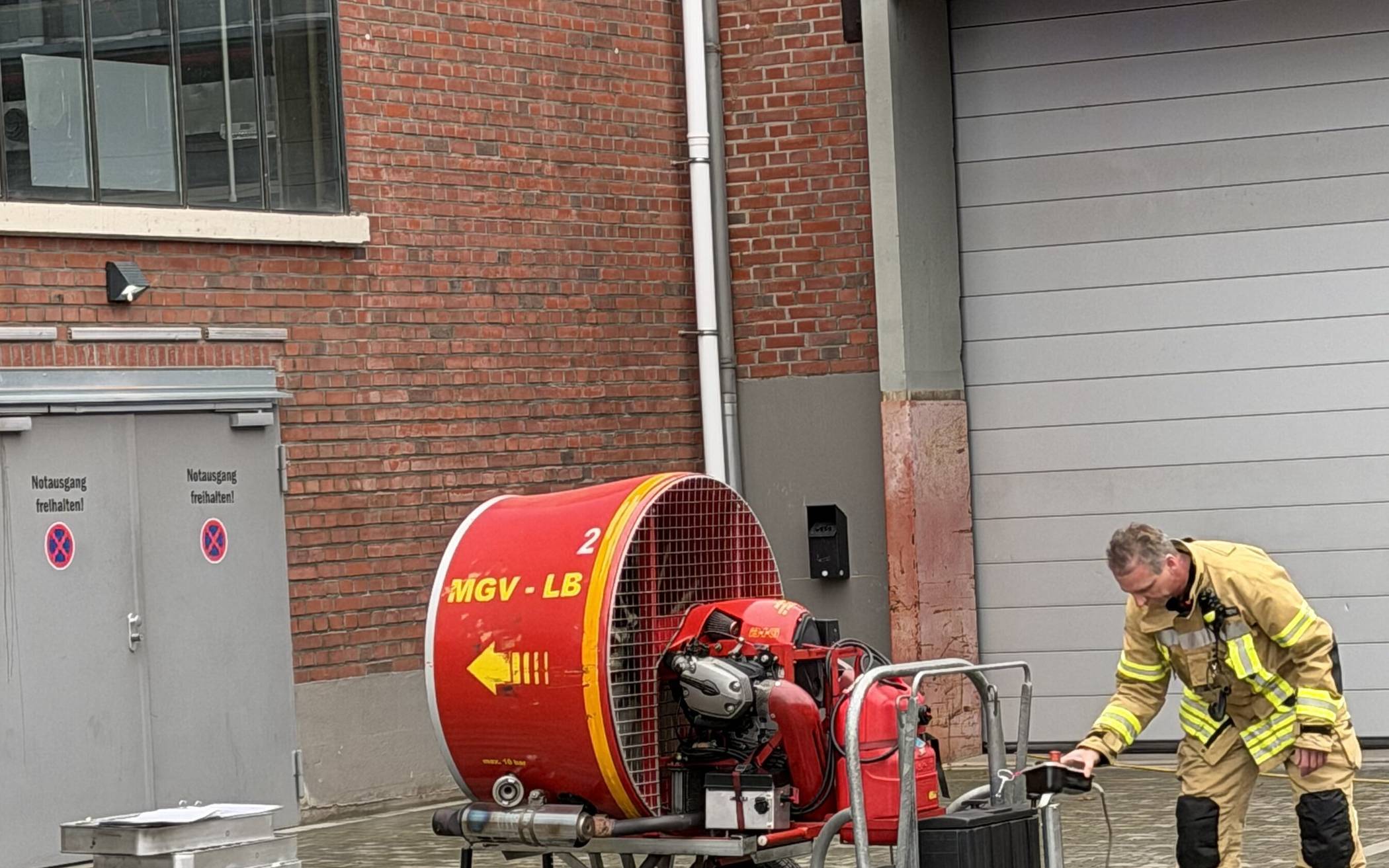 Mit Hochleistungslüftern wurden die Entrauchungsarbeiten in