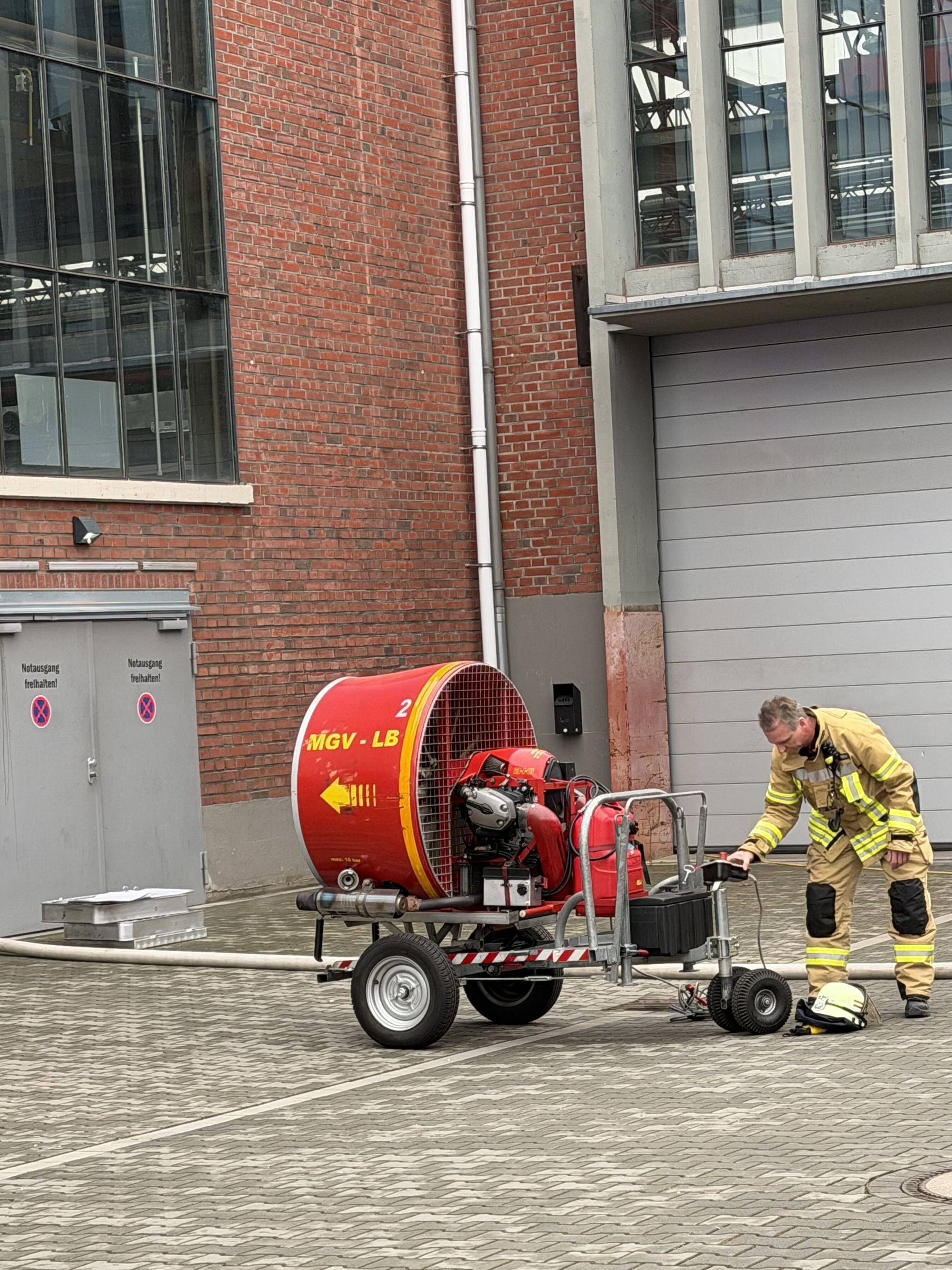  Mit Hochleistungslüftern wurden die Entrauchungsarbeiten in der Halle auf dem Areal Böhler durchgeführt. 