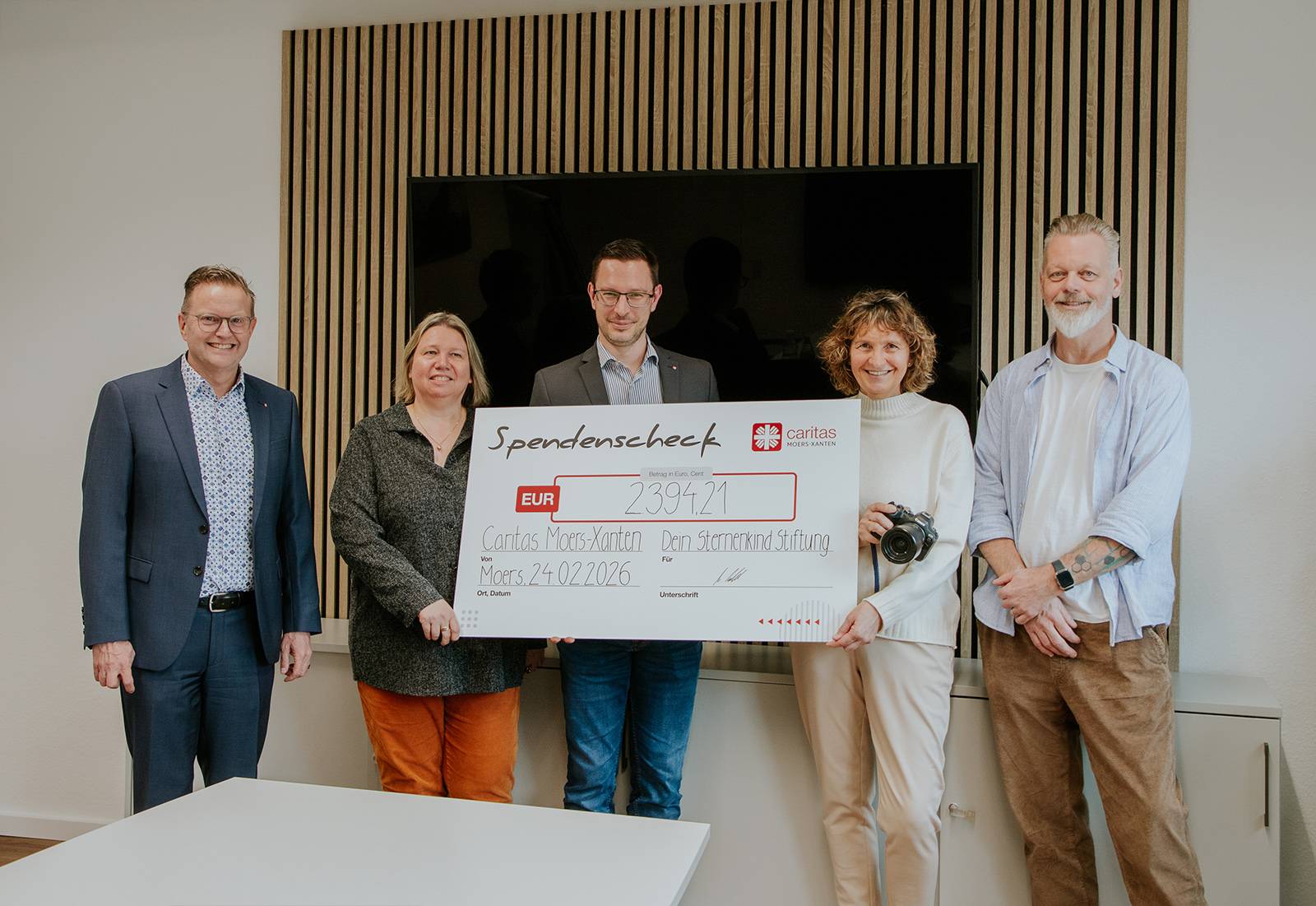  Spendenübergabe: Marc Inderfurth (Vorstand Caritas Moers-Xanten), Claudia Frank (MAV-Vorsitzende Caritas Moers-Xanten), Marcel Kotes (Personalleitung Caritas Moers-Xanten), Gaby Küster (Dein Sternenkind Stiftung), Rainer Moll (Dein Sternenkind Stiftung und Erziehungsberater bei Caritas Moers-Xanten) 