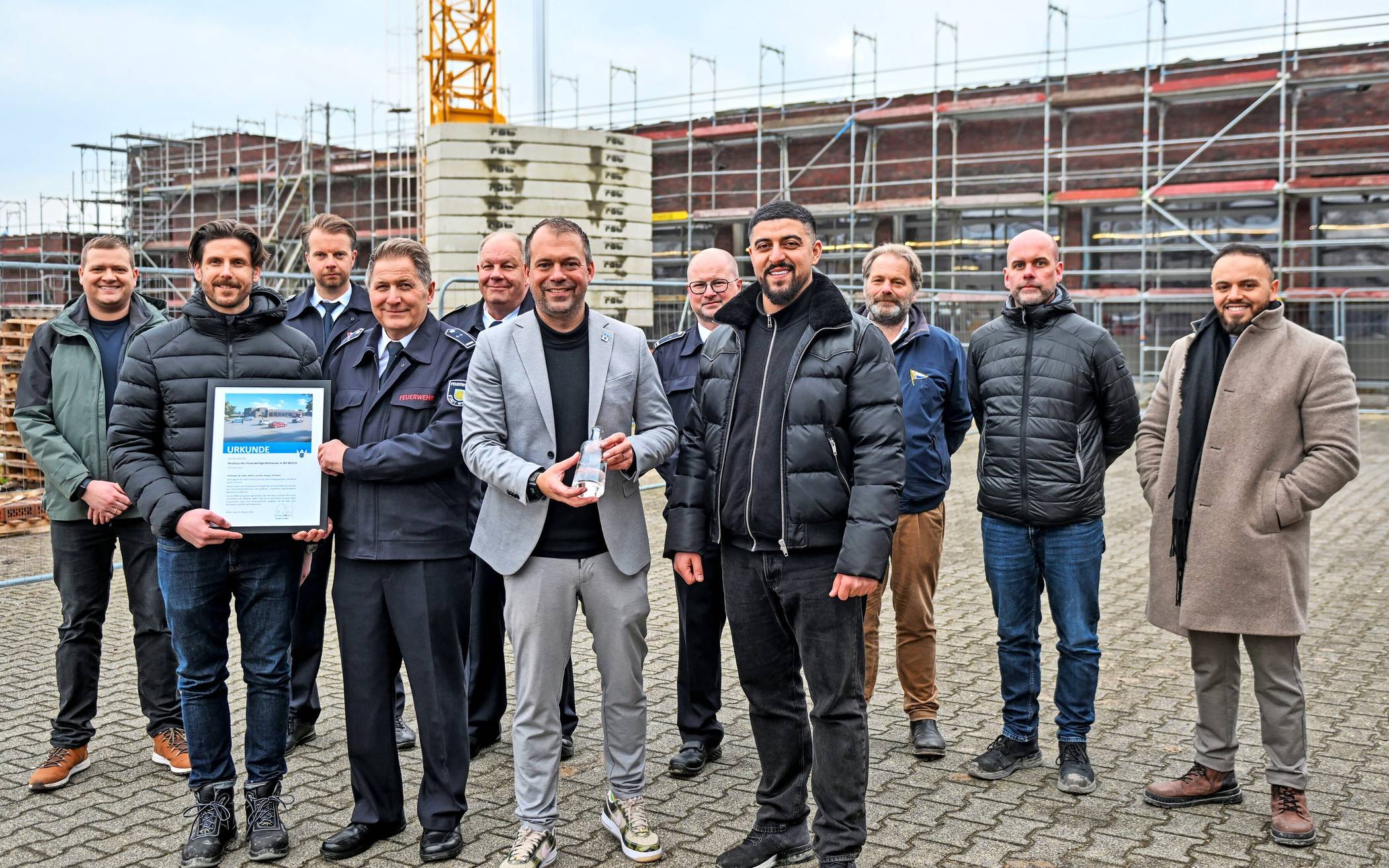  Strahlende Gesichter beim Richtfest der Feuerwache Willich an der St. Töniser Straße. Foto: Norbert Prümen 