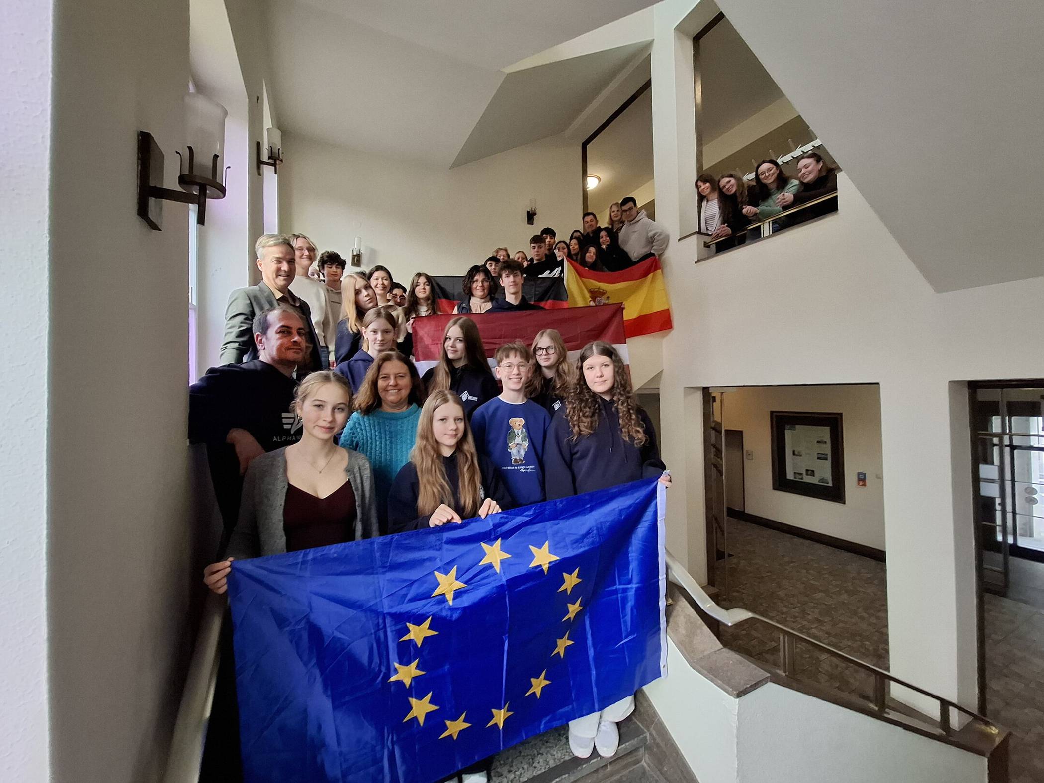 Bürgermeister Christoph Hopp (links oben) sowie die jungen Gäste und die Lehrkräfte aus Lettland, Spanien und Viersen. Foto: Stadt Viersen