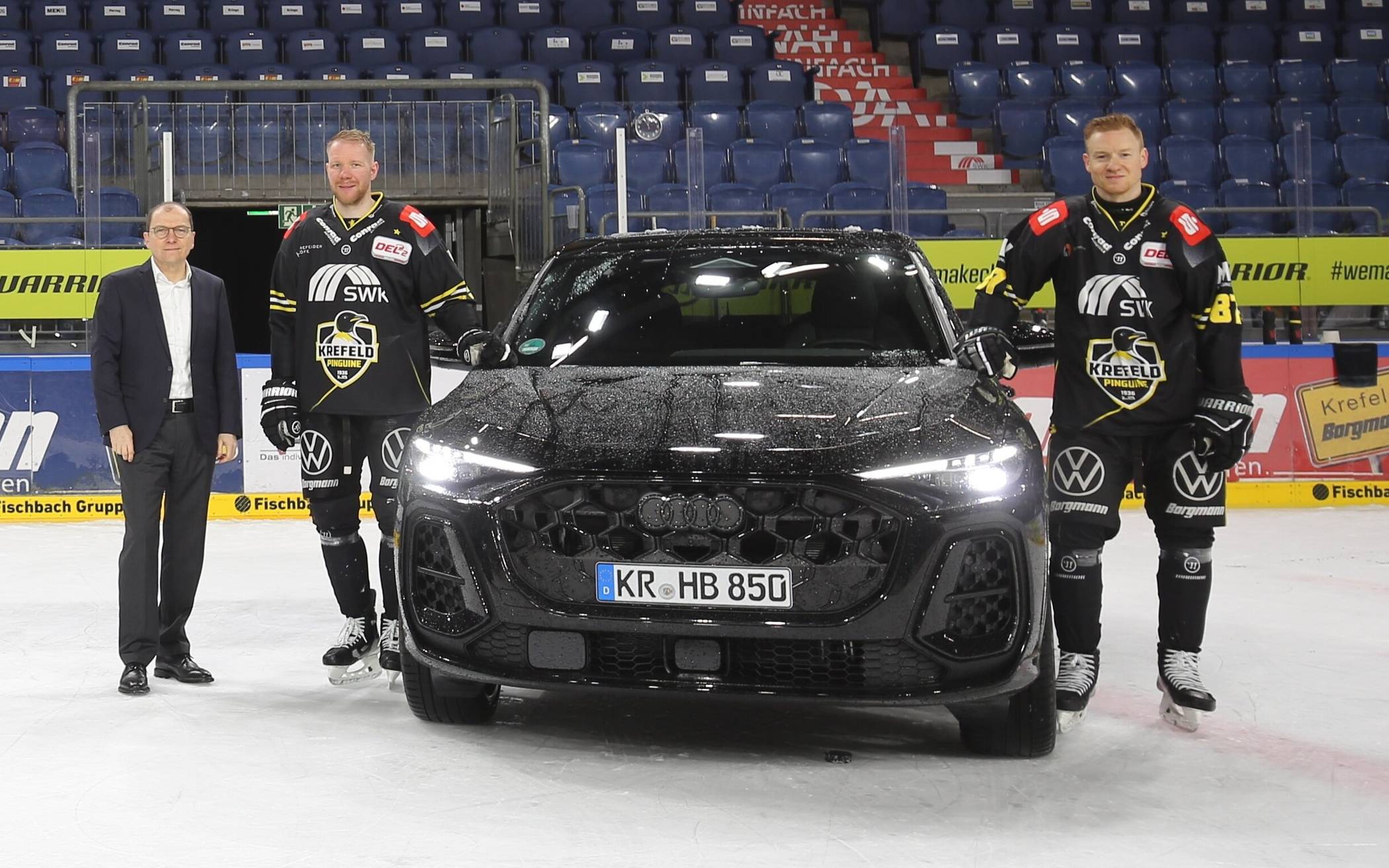 Auf dem Eis mit den Pinguinen: Geschäftsführer Joachim...