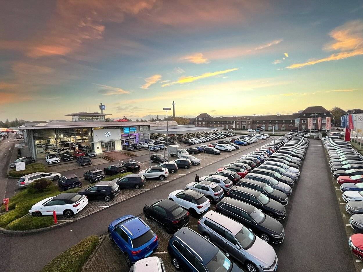 Volkswagen Borgmann Krefeld mit dem historischen Schirrhof im...