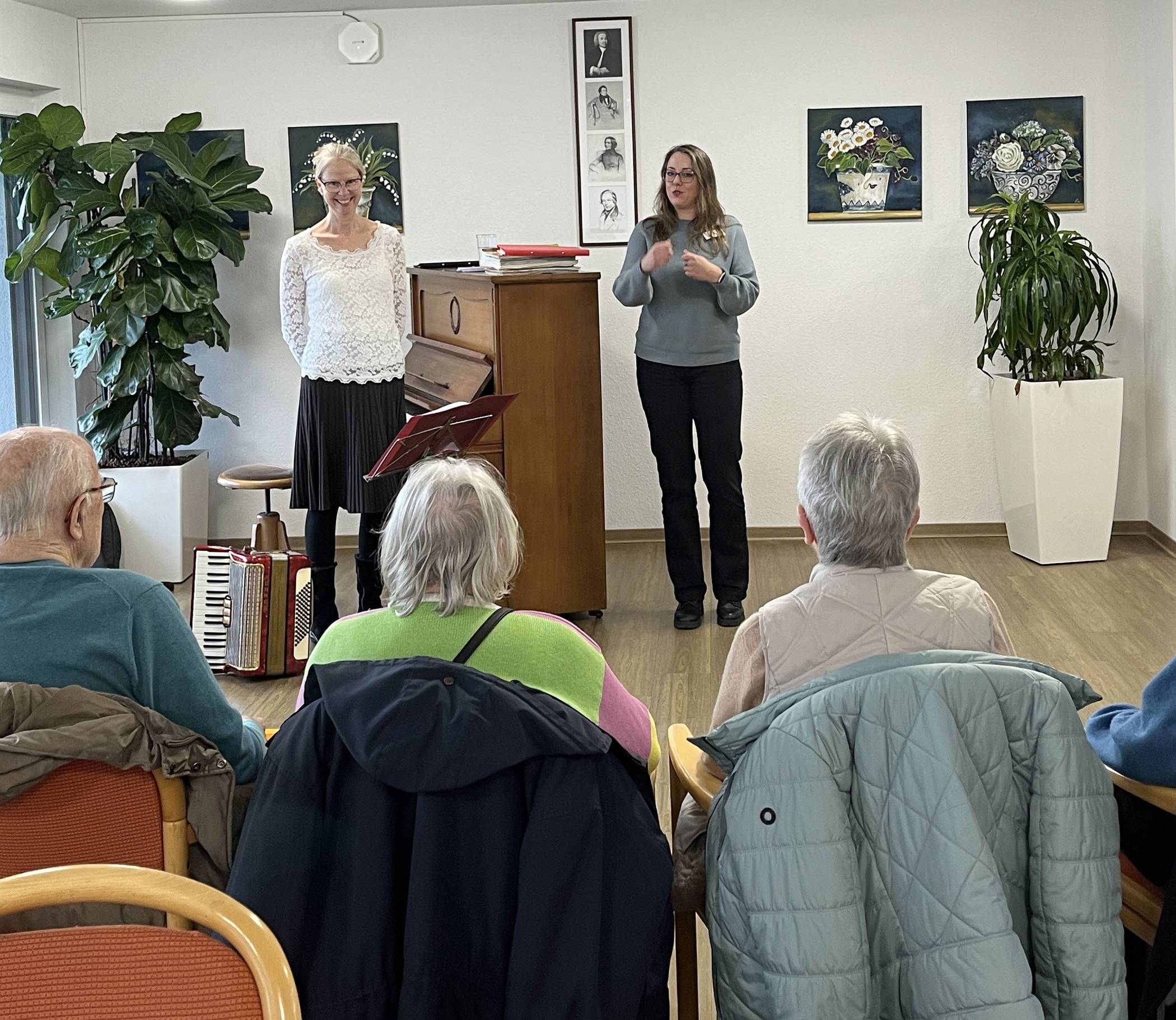  Chorleiterin Gitta Schölermann und Silvia Gobbers Guse von der Gerontoberatung der LVR-Klinik Viersen bei der Begrüßung der Teilnehmenden.   