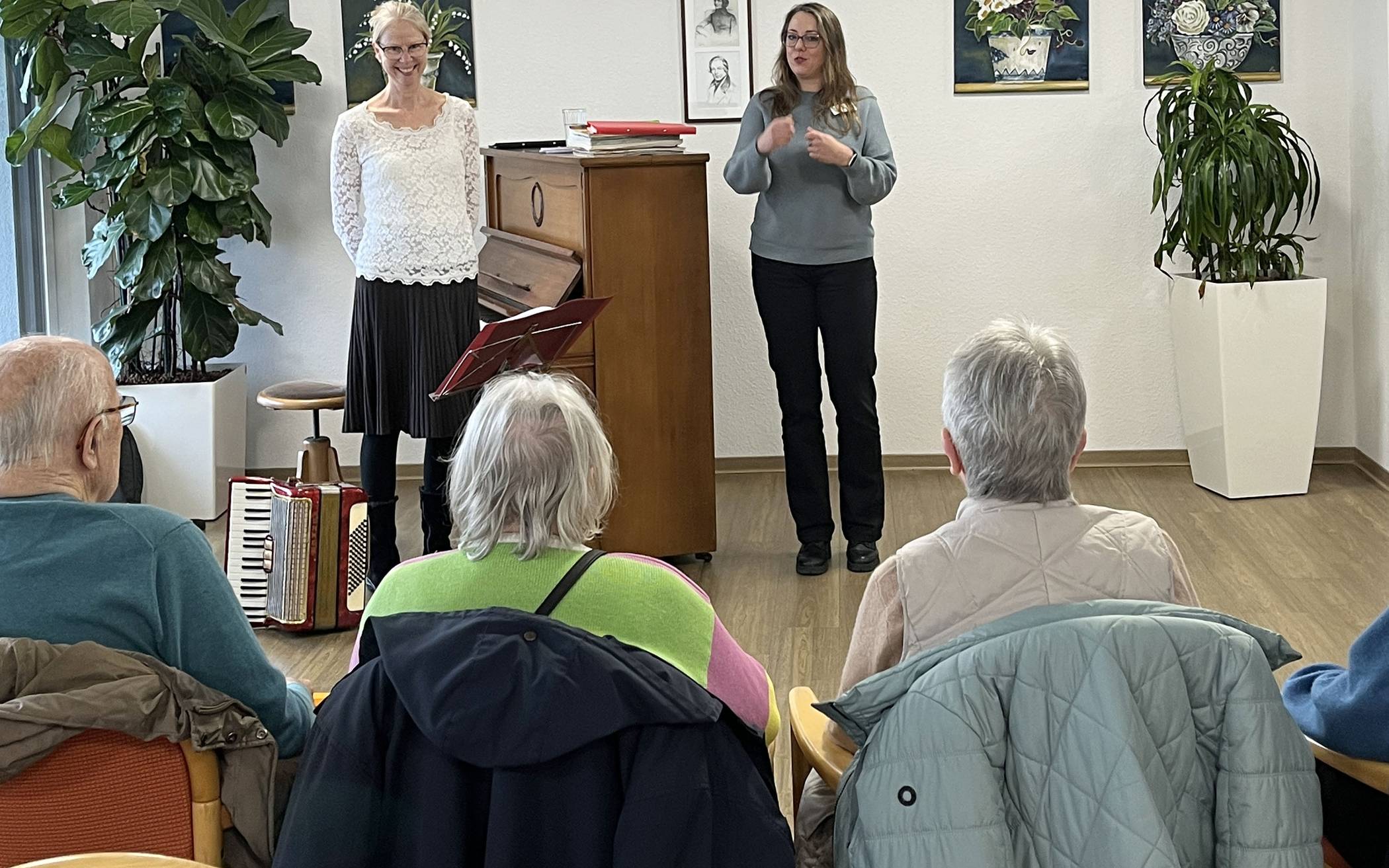 Chorleiterin Gitta Schölermann und Silvia Gobbers