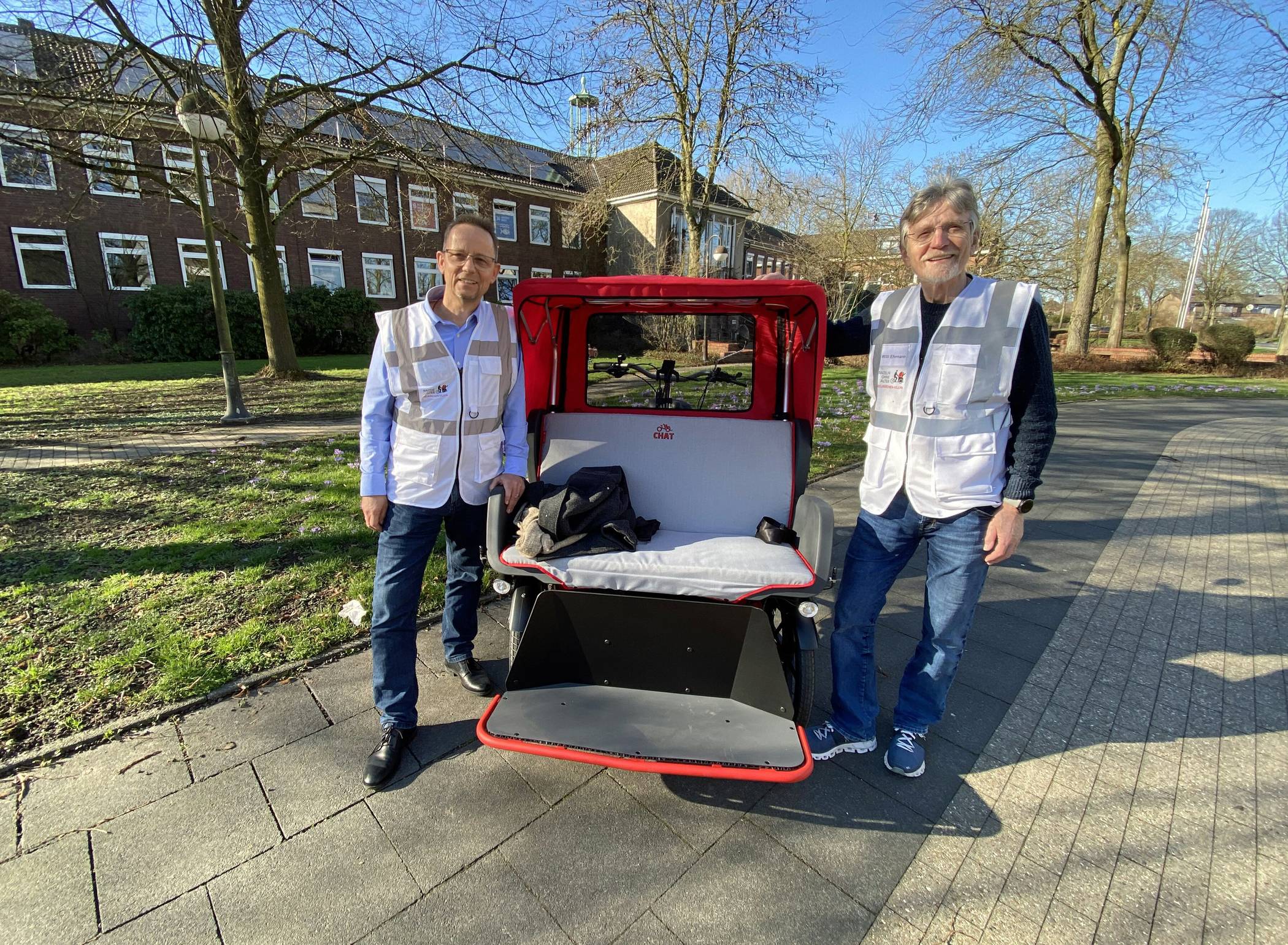Willi Ehrmann (r.) schult Bürgermeister Dirk Schauenberg (l.) als Rikscha-Pilot.