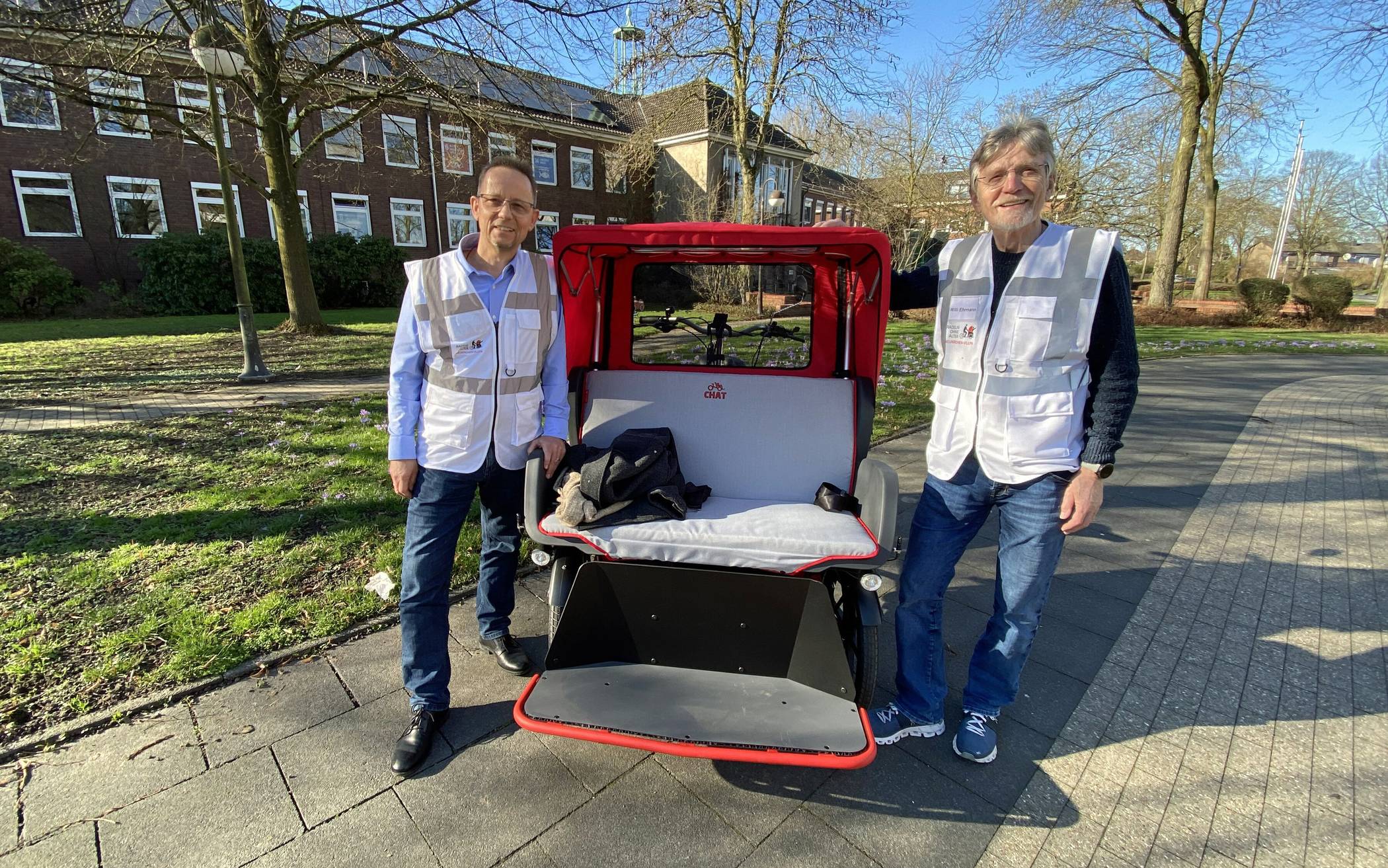 Willi Ehrmann (r.) schult Bürgermeister Dirk