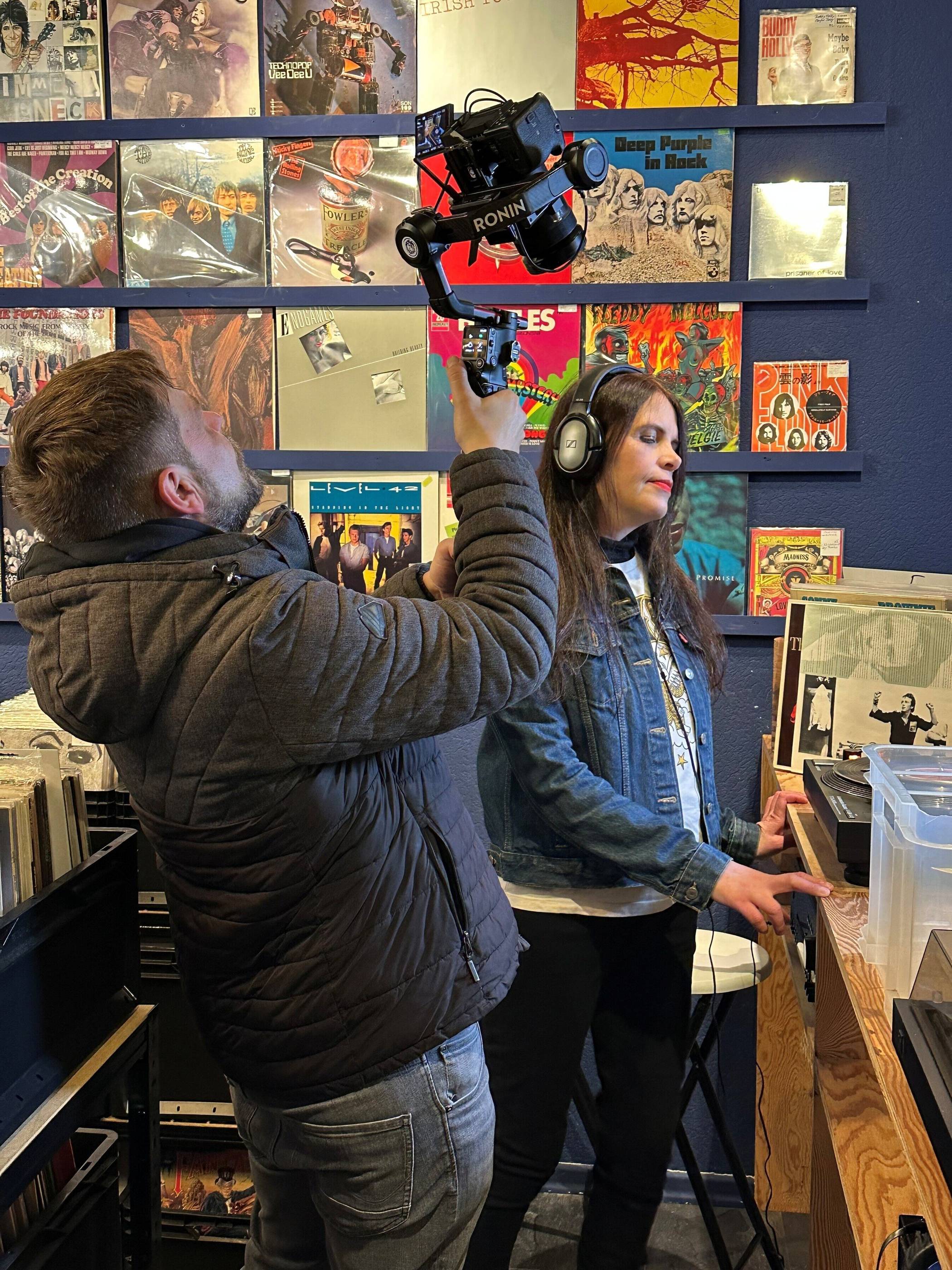 Ein Produktionsteam des ZDF war gemeinsam mit Beatrix Hertline zu Besuch bei For The Record in Rheydt.  