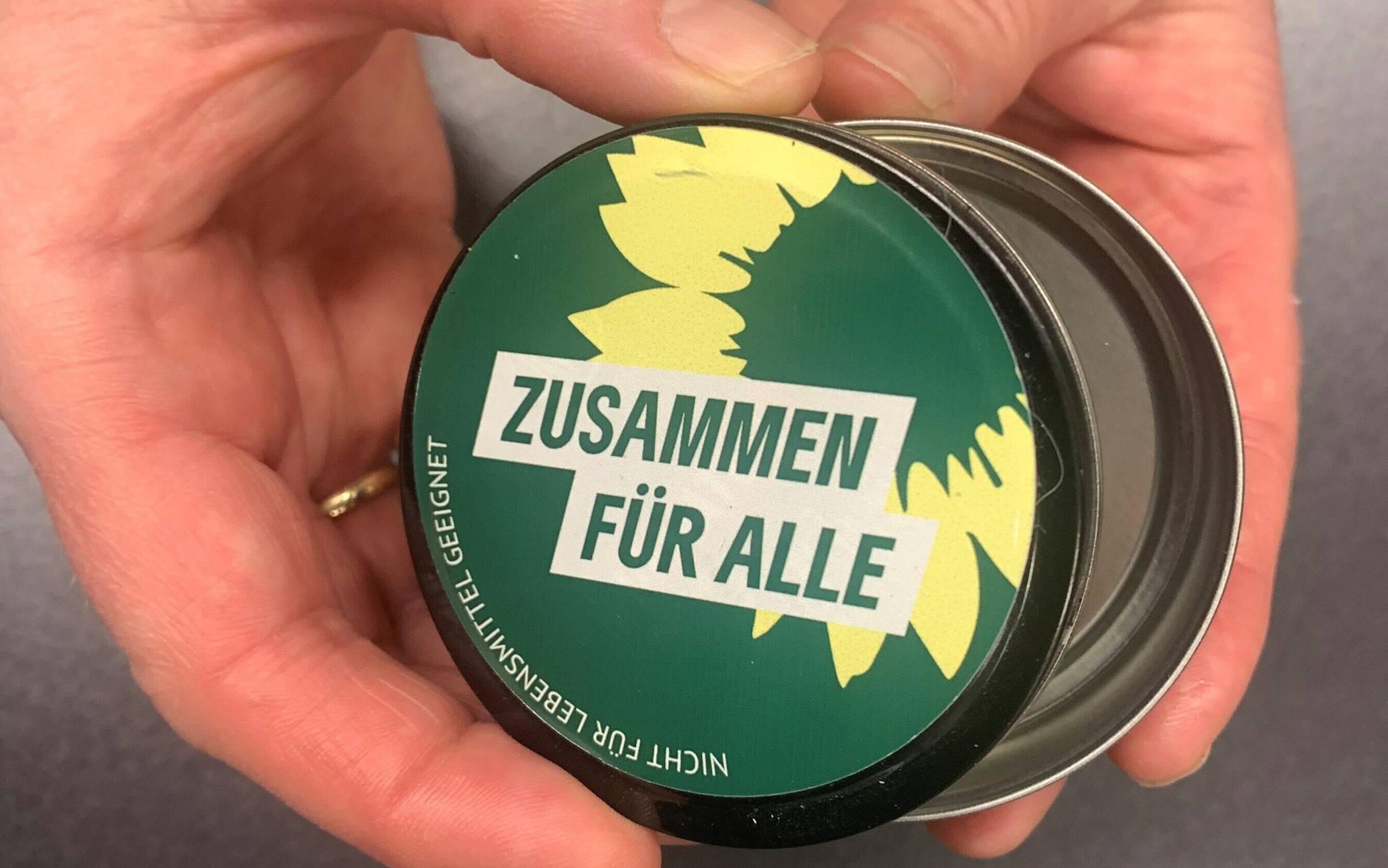 Die Grünen Willich verschenken kostenlos Taschenaschenbecher. Foto: GRÜNE Willich