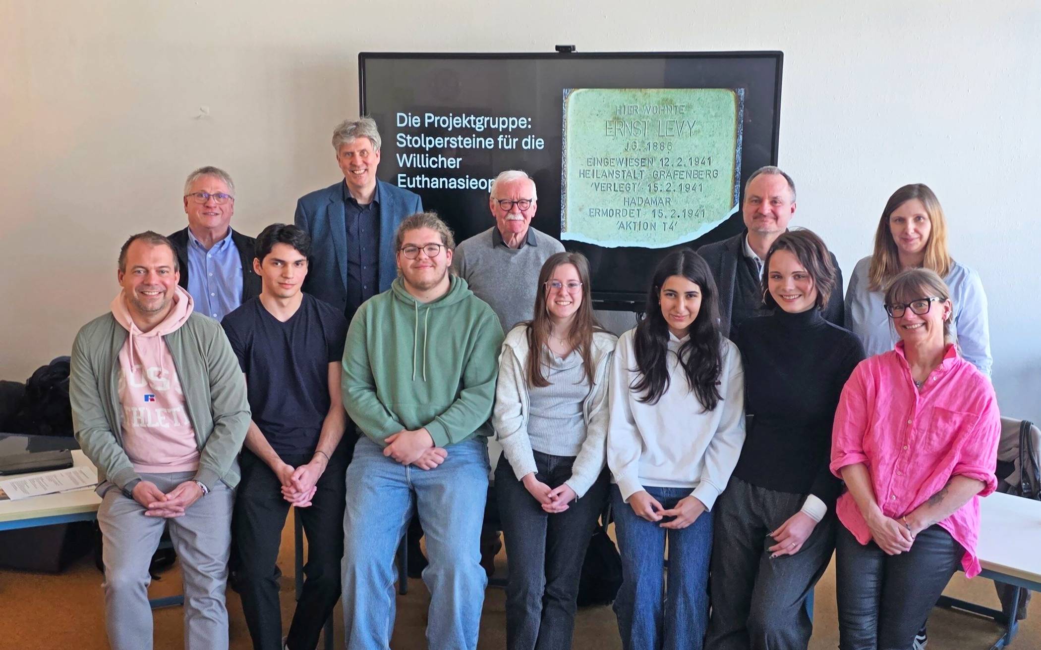 Haben am Donnerstagmittag das Projekt „Willicher Euthanasie-Opfer des Nationalsozialismus“ vorgestellt. Unser Foto zeigt von links: Bürgermeister Christian Pakusch, Peter Borger, Schüler Tim, Stadtarchivar Udo Holzenthal, Schüler Justus, Bernd Dieter Röhrscheid, die Schülerinnen Katharina und Ebru, Schulleiter Christoph Riedl, Schülerin Emmi, Agnes Ortmanns (GRÜNE), Lehrerin Andrea Wanko.  