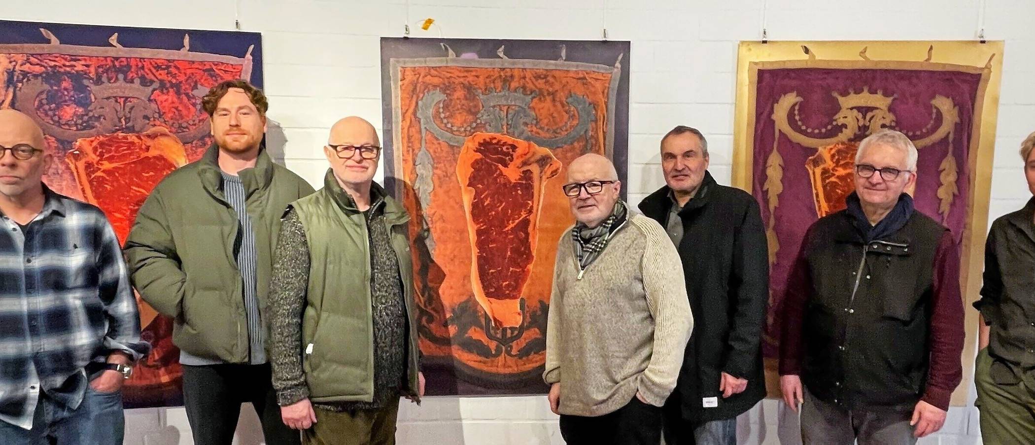 Vorfreude auf die Ausstellung „Augenschmaus“ bei Kurator Bernd R. Meyer (3.v.l.), Kulturdezernent Peter Annacker (3.v.r.) und den Künstlern (v.l.) Martin Schüten, Leon Kneffel, Ernst Hesse, Klaus Sievers und Elija Wagmann. 