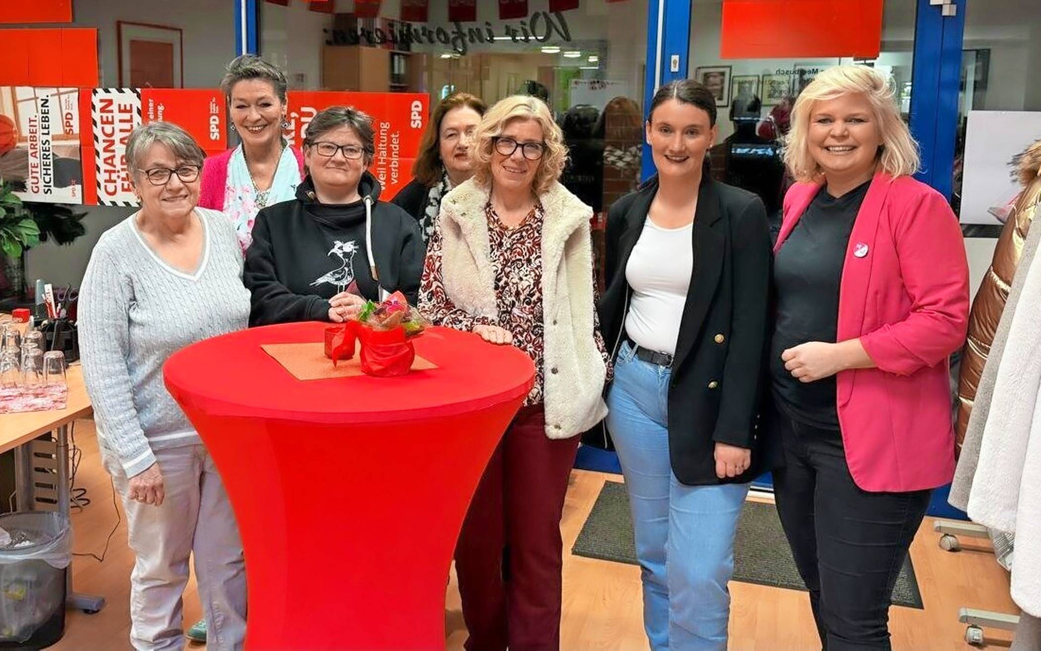 Dorothea Düsedau, Antje Schwarzburger, Inga Werner, Christa Kohn, Kirsten Pabich, Dita Elten und Chantal Messing (v.l.) auf der Gründungsveranstaltung der SPD Frauen Meerbusch. 