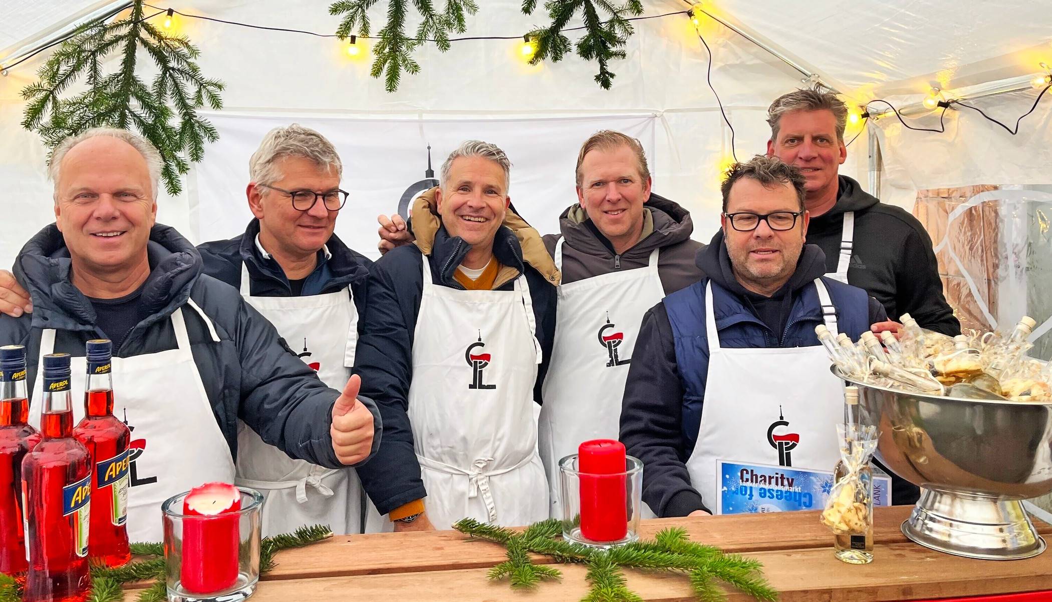 Die Freunde vom Industrieclub Lank bieten seit Jahren an ihrem Stand beim Lanker Nikolausmarkt Speisen und Getränke an, um Geld für den guten Zweck zu sammeln.