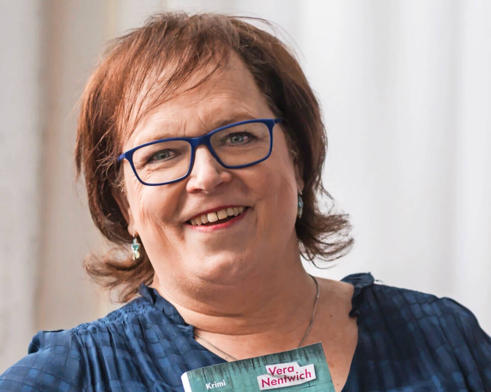  Die Willicher Autorin Vera Nentwich mit ihrem neuen Roman "Tote Vettern erben nicht". Foto: Thomas Nentwich 