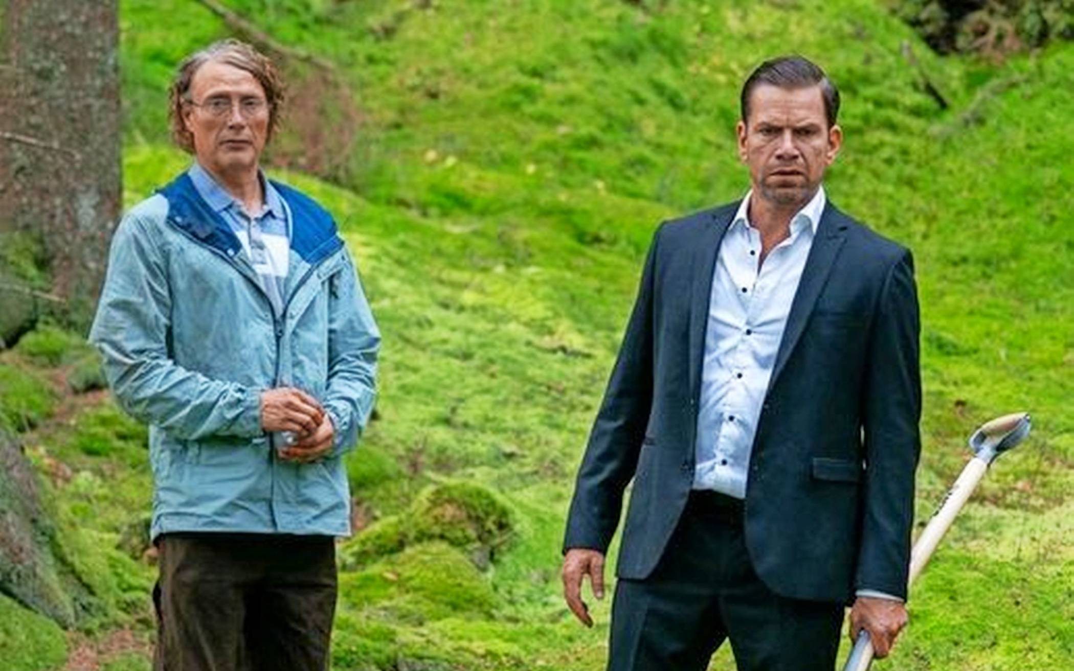 Die Brüder Anker (Nikolaj Lie Kaas, r.) und Manfred (Mads Mikkelsen) wollen die Beute aus einem früheren Raubüberfall wiederfinden. 