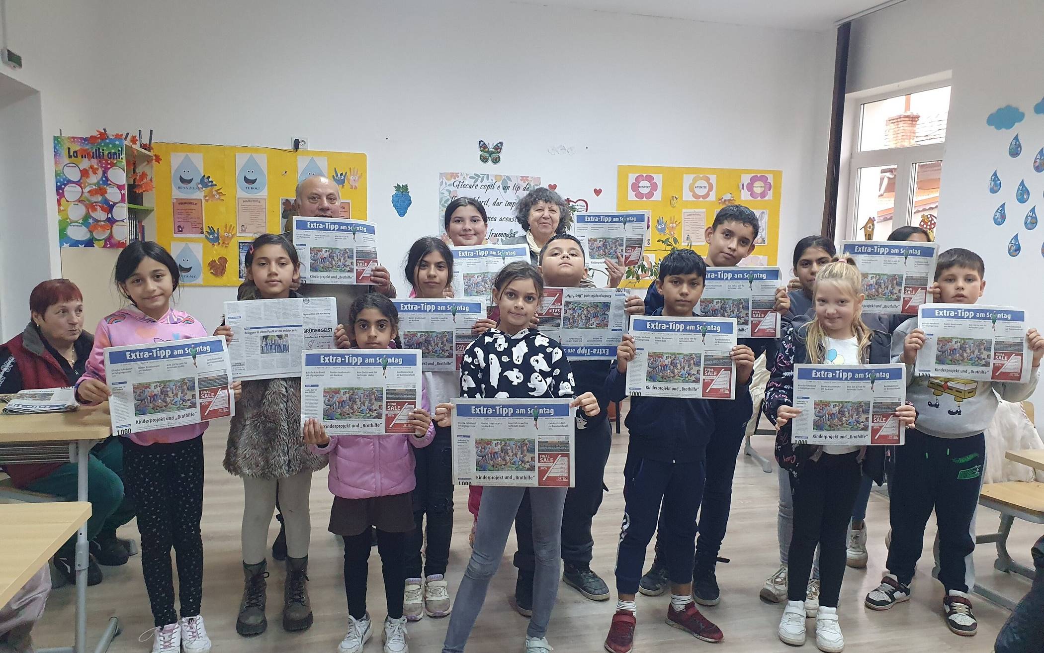  Bei ihrem letzten Besuch ihres Projekts in Rumänien hatte Elisabeth Bublitz den Kindern auch einige Exemplare des Extra-Tipps mit ihrem Foto mitgebracht. 