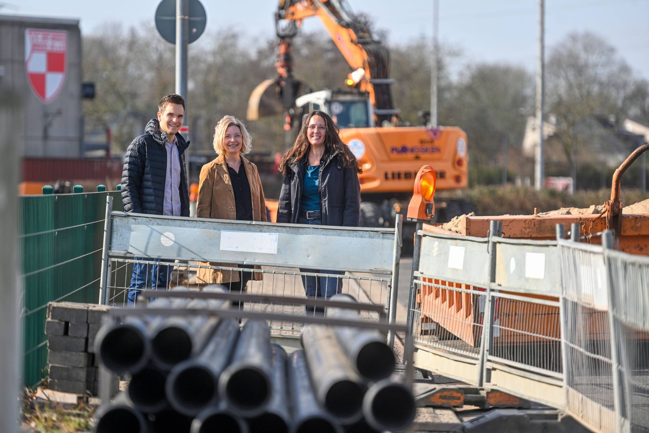  Stellten das Moerser Bauprogramm für 2026 vor (v.l.): Markus Traud (Planung und Bau, ENNI), Nadine Beinemann (Stadt Moers) und Diane Schiffer (Planung und Bau, ENNI). 