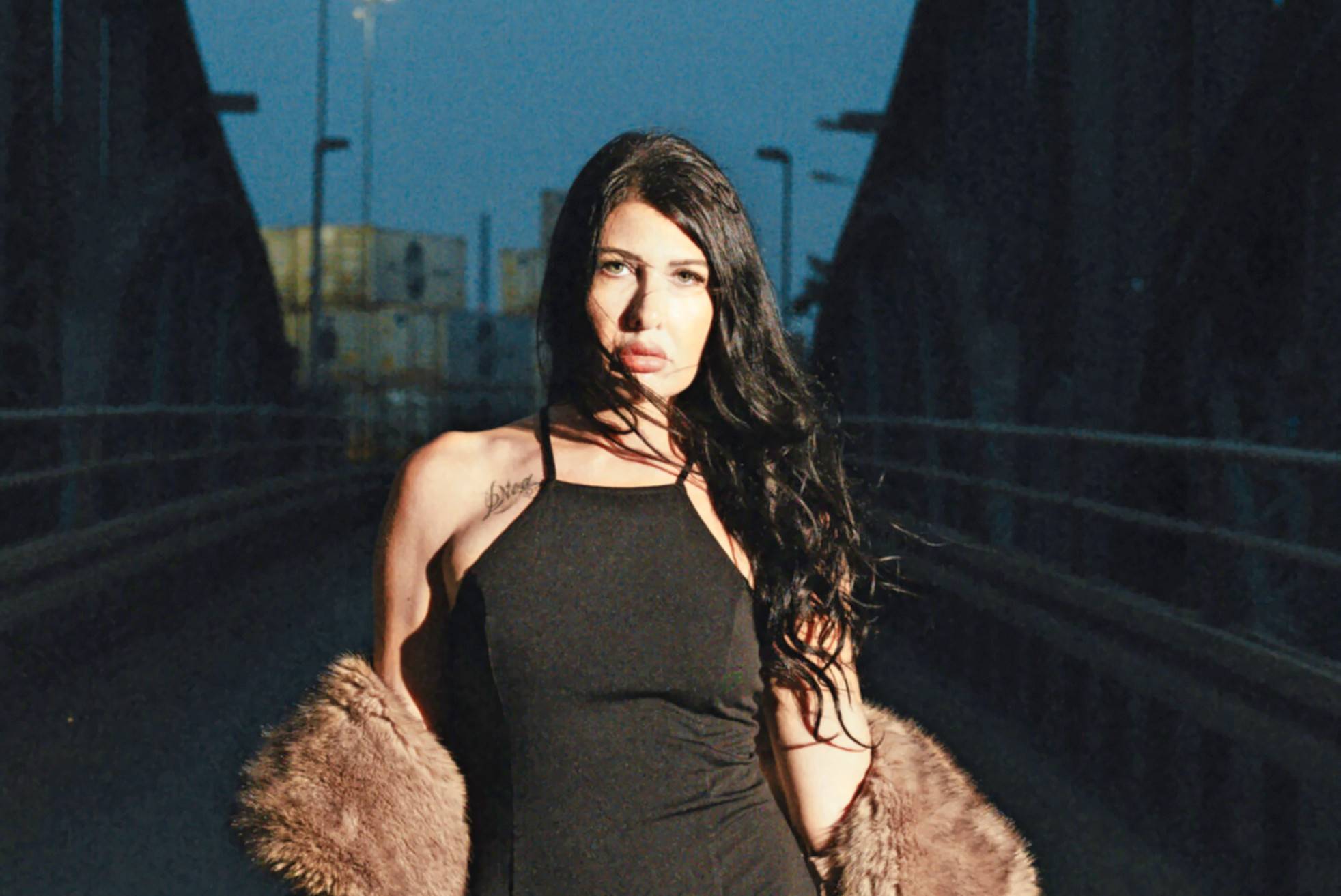 Am Donnerstag ist Myriam-Catharinas neue Single „New Buds“ veröffentlicht worden. Der Song bewegt sich im Spannungsfeld zwischen Schmerz und Hoffnung und stellt die Frage, wie neue Gefühle entstehen können, wenn das Herz zwar voller Liebe ist, aber nicht weiß, wohin damit. 