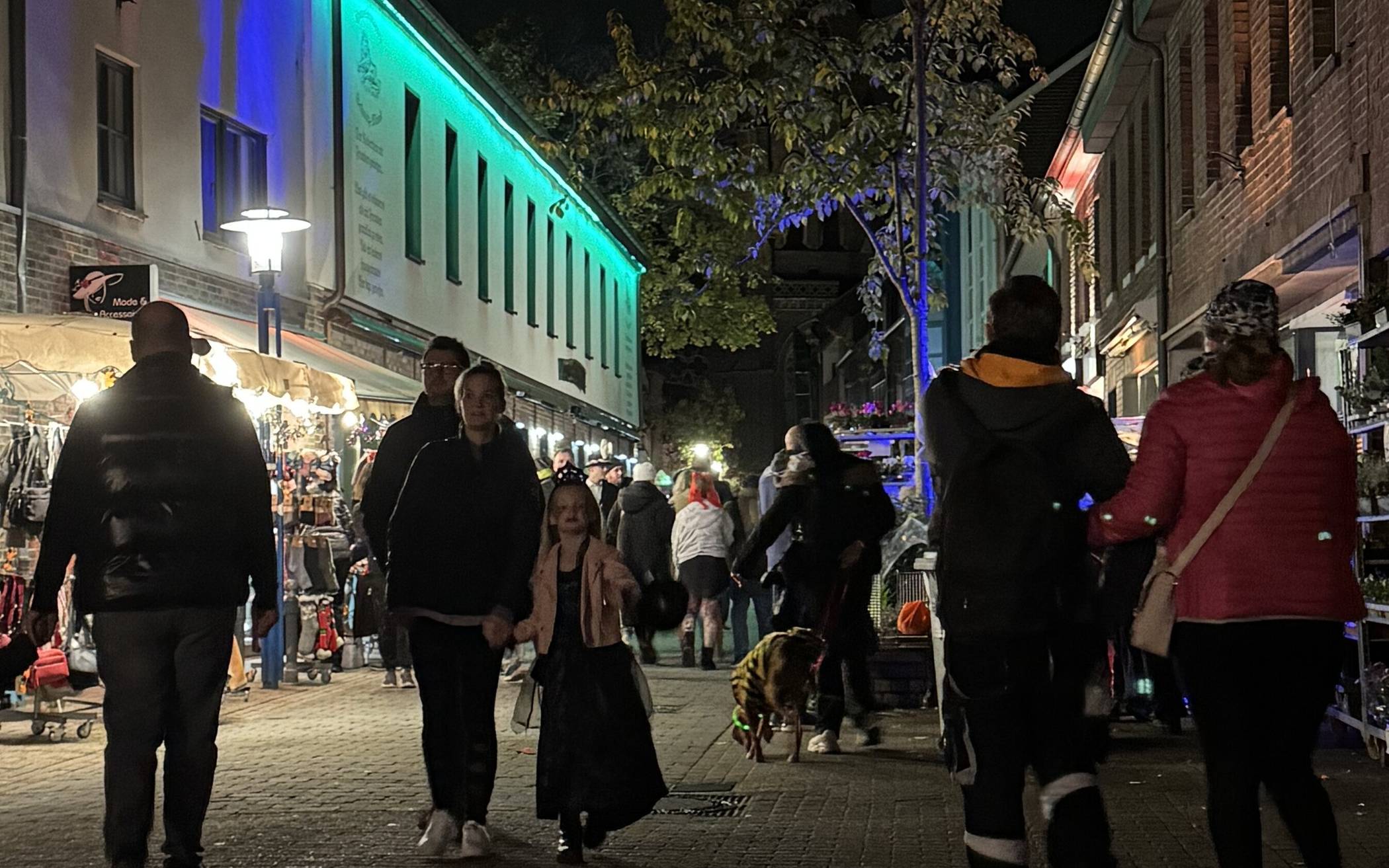 Sollte sich der Anrather Werbering auflösen, würde es ganz schön düster werden in Anrath: Kein Weihnachtsmarkt, kein Halloween-Markt sowie keine Weihnachtsbeleuchtung und auch keine Tannenbäume in der Fußgängerzone wären die Konsequenz. Foto: Privat