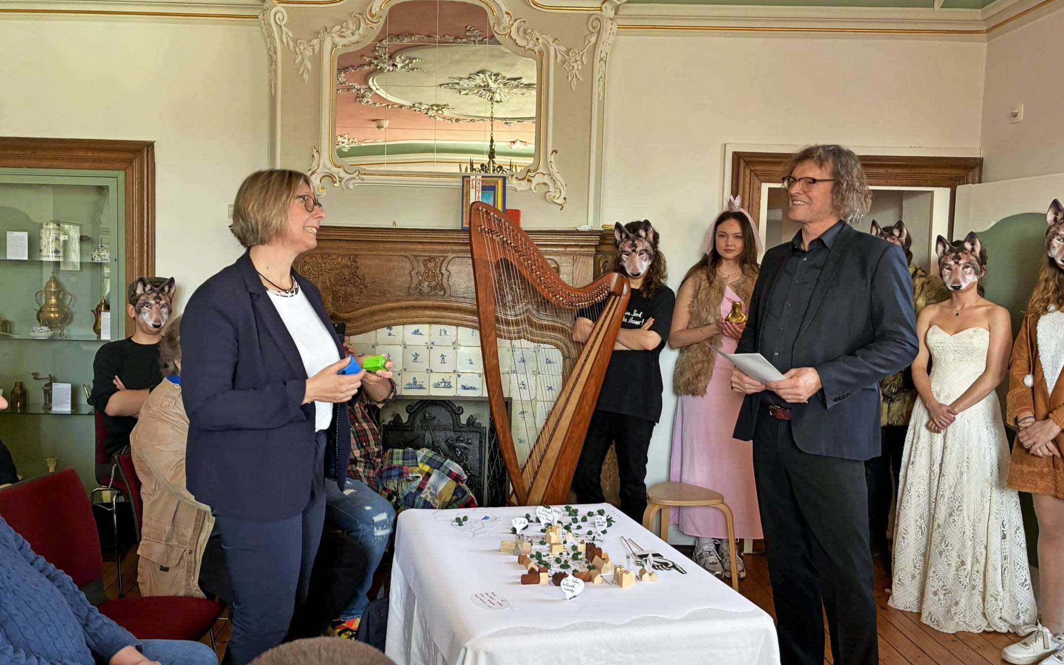 Unterm Stuck des Rokokosaals der Entwurf für die perfekte Musikantenstadt, vom Ballsaal bis zum Zeltplatz: Sandra Jungmaier und Tim Isfort bespielen Moers‘ neue Mitte. 