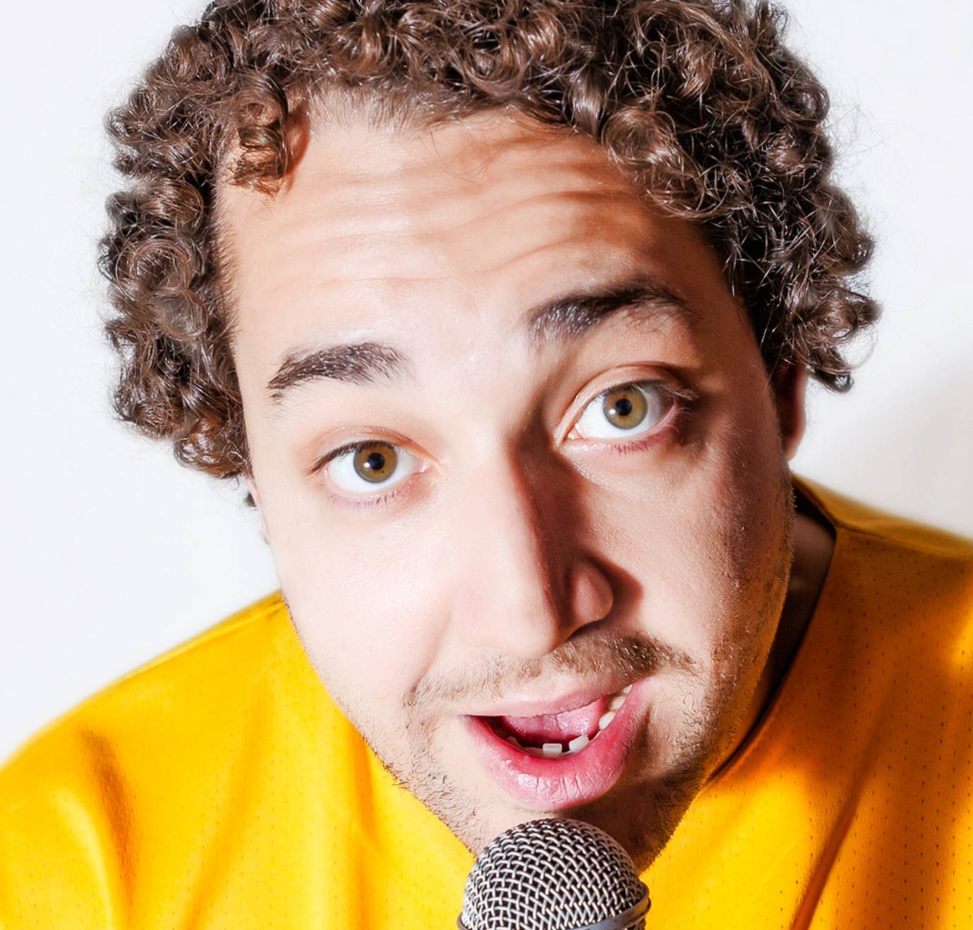 Max Ruhbaum (l., Foto: Max Ruhbaum) und Marvin Spencer (r., Foto: M. Jortzig) bringen Brüggen am 13. März beim Quatsch Comedy Club zum Lachen. Durch den Abend führt Moderator Tobi Freudenthal (Mitte, Foto: Guido Schröder).