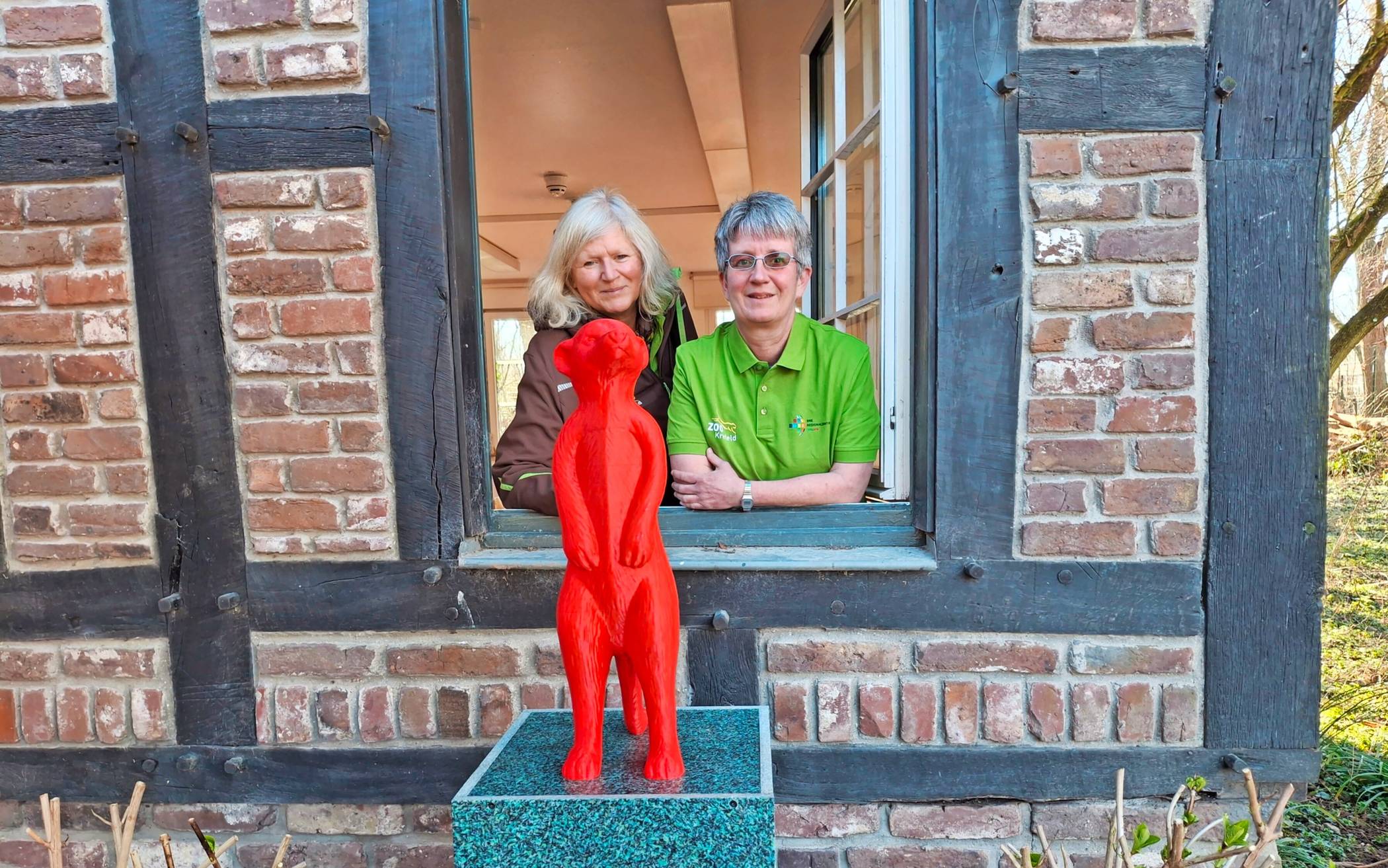  Gaby Borg, Leiterin des BNE-Regionalzentrums im Zoo Krefeld (re.), und Kollegin Heike Schroers mit den SDG-Männchen „Hochwertige Bildung“ vor der Zooschule und „Leben an Land“ bei den Nashörnern.Foto: Zoo Krefeld 