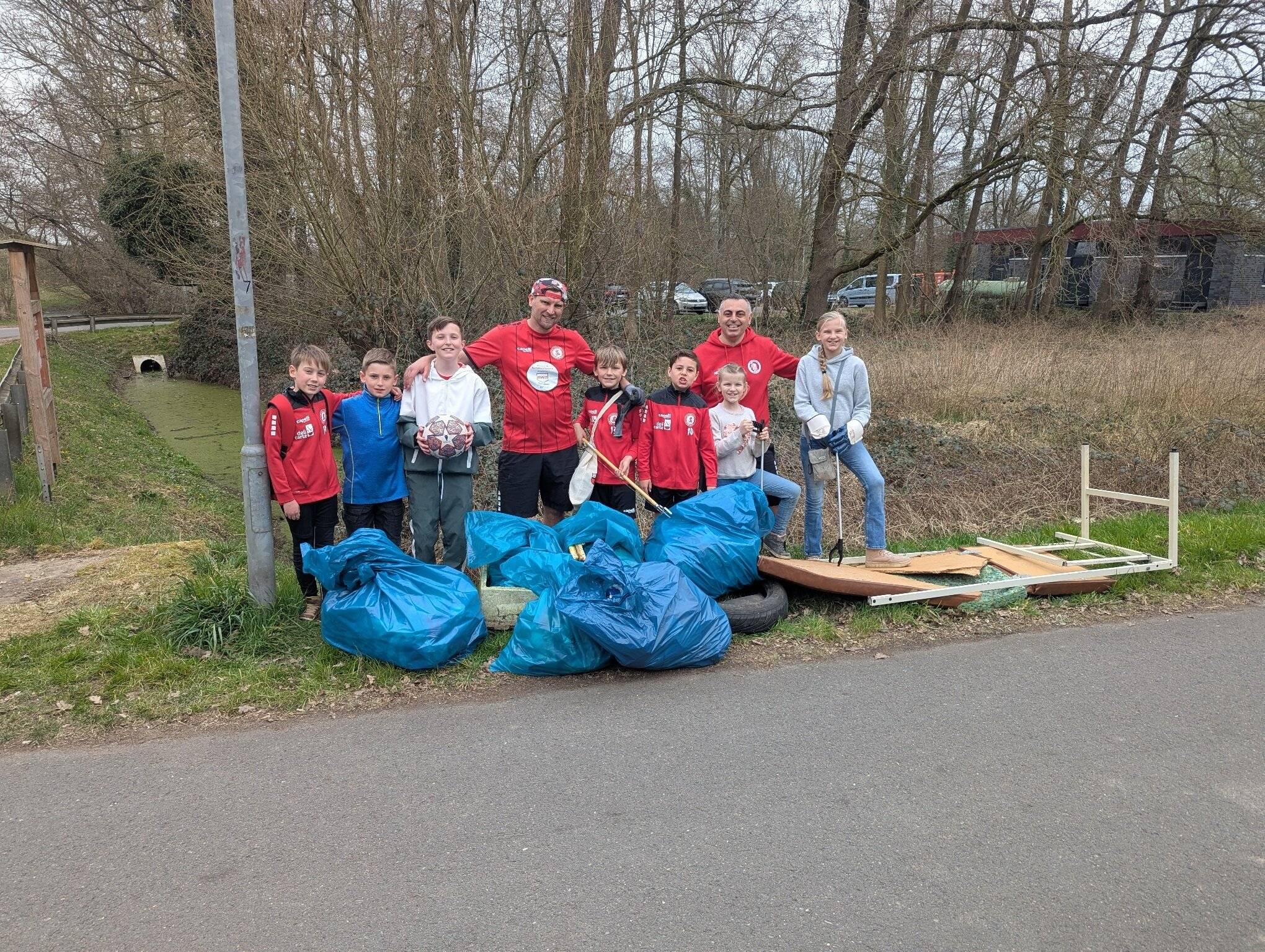 Fleißig gesammelt: Das Foto entstand beim Frühjahrsputz in Kempen 2025.