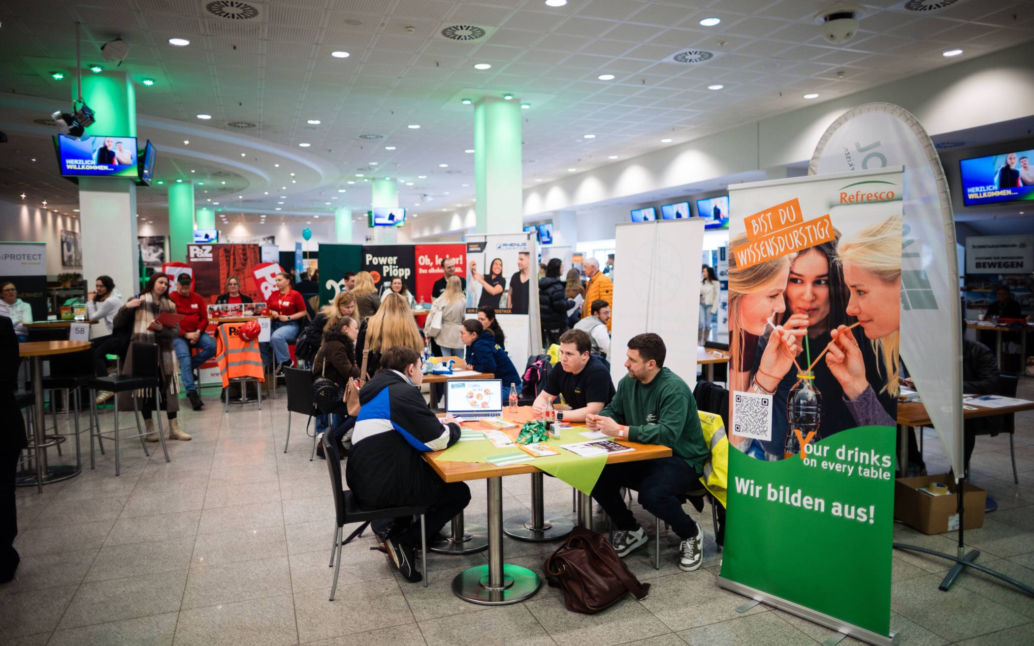 Bis zum Ende der Veranstaltung haben fast 500 Teilnehmerinnen und Teilnehmer das Azubi-Speed-Dating im Borussia-Park genutzt, um Kontakt zu insgesamt 84 Unternehmen aus Industrie, Handel und Handwerk aufzunehmen.