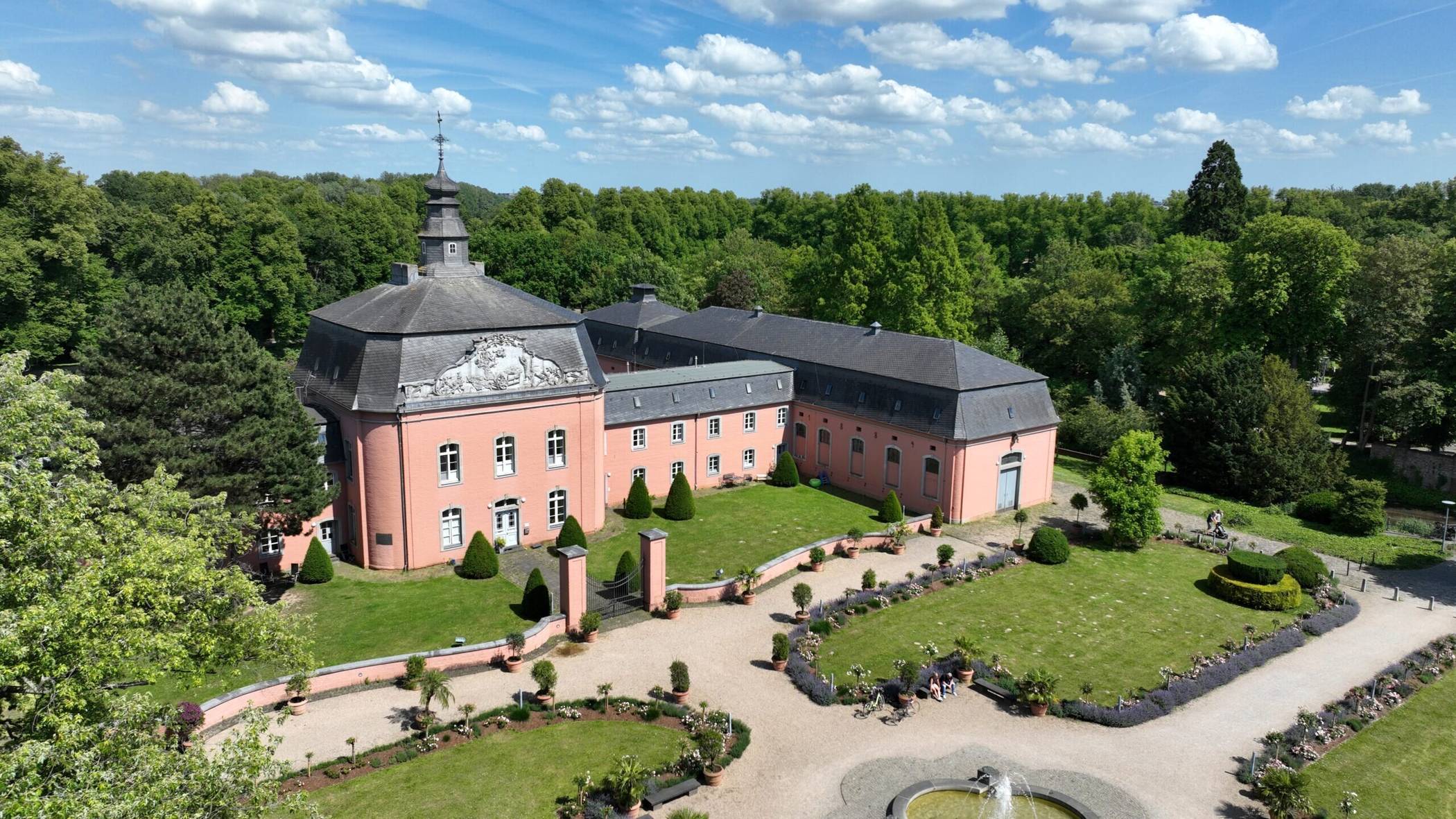  Schloss Wickrath, beliebtes Ausflugsziel und Anziehungspunkt für Besucherinnen und Besucher.  