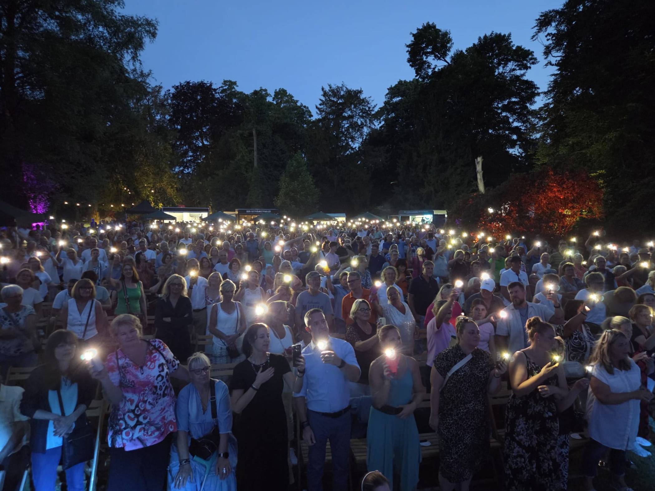Im stimmungsvollen Ambiente des Ritterguts Birkhof in Korschenbroich präsentieren die „Musicalpeople“ und internationale Musical-Künstler am 5. und 6. Juni die größten Hits aus vielen bekannten Musical-Produktionen.  