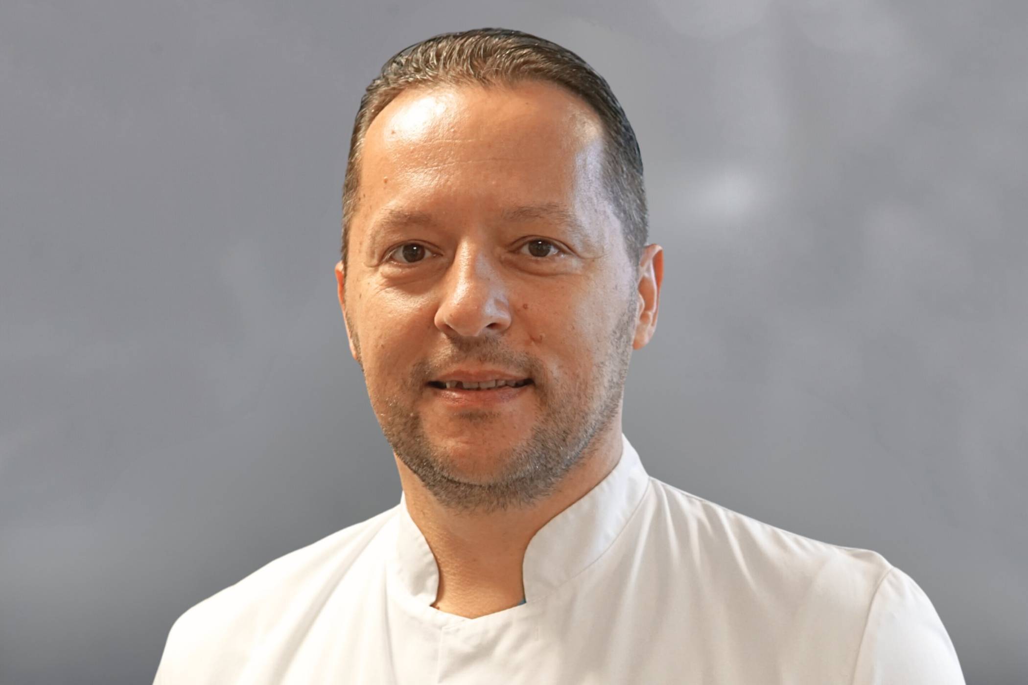 Dr. med. univ. Cristian Cocis, Oberarzt im EndoProthetikZentrum Nettetal, Facharzt für Orthopädie und Unfallchirurgie.   