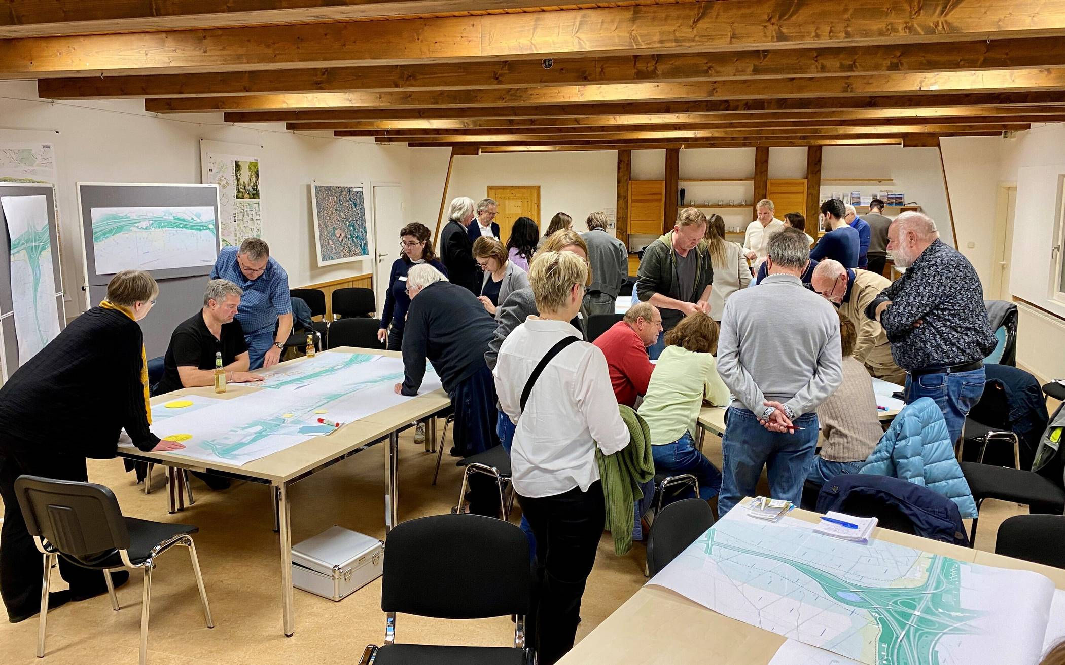  Das Foto zeigt eine der in den verschiedenen Orten voran gegangenen Informationsveranstaltungen.   