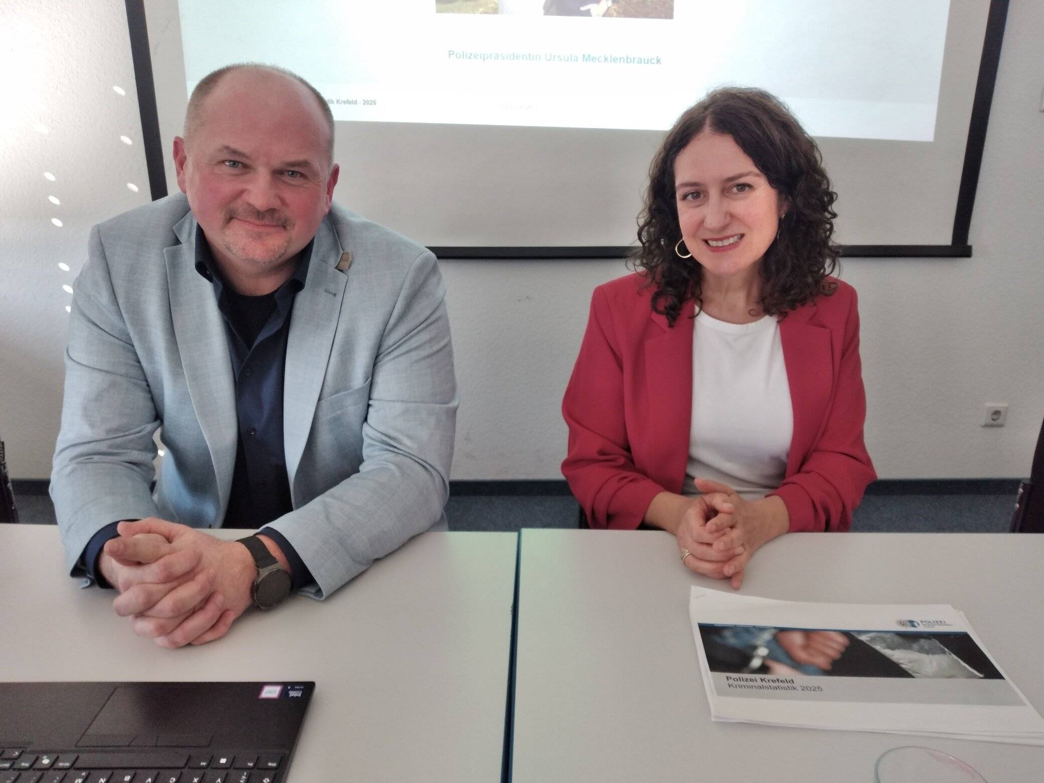  Stellen im Polizeipräsidium die Kriminalbilanz des Jahres 2025 vor:  Krefelds Polizeipräsidentin Ursula Mecklenbrauck und Manuel Kiehne aus der Polizeidirektion Kriminalität. Foto: Müller  