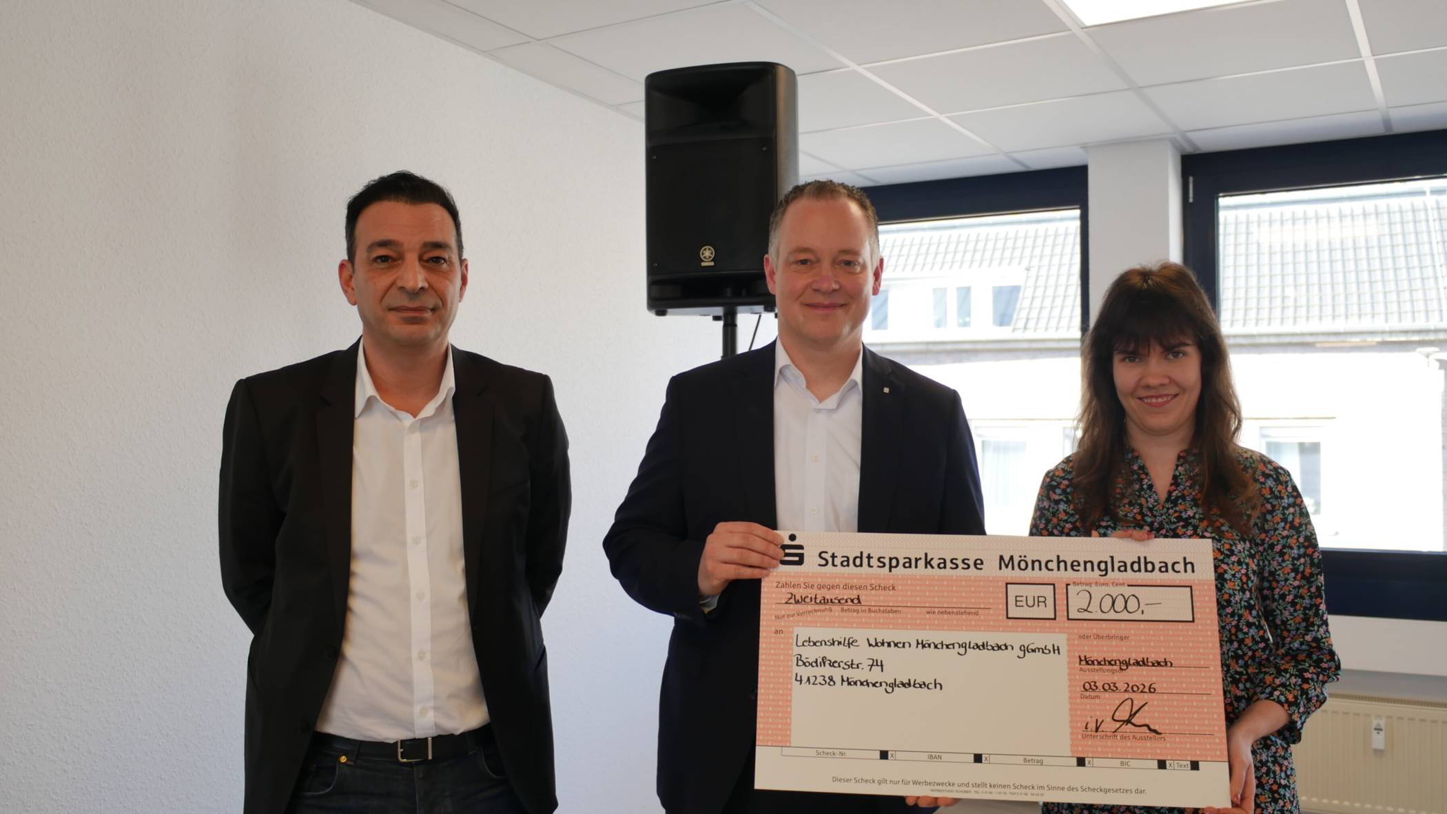   Scheckübergabe bei der Eröffnung des Frühförderzentrums (v.l.): Özgür Kalkan, Geschäftsführer Lebenshilfe MG, Stefan Sibum, Stadtsparkasse MG, Monique Bachmann, Leitung Frühförderzentrum. Foto: Lebenhilfe MG  