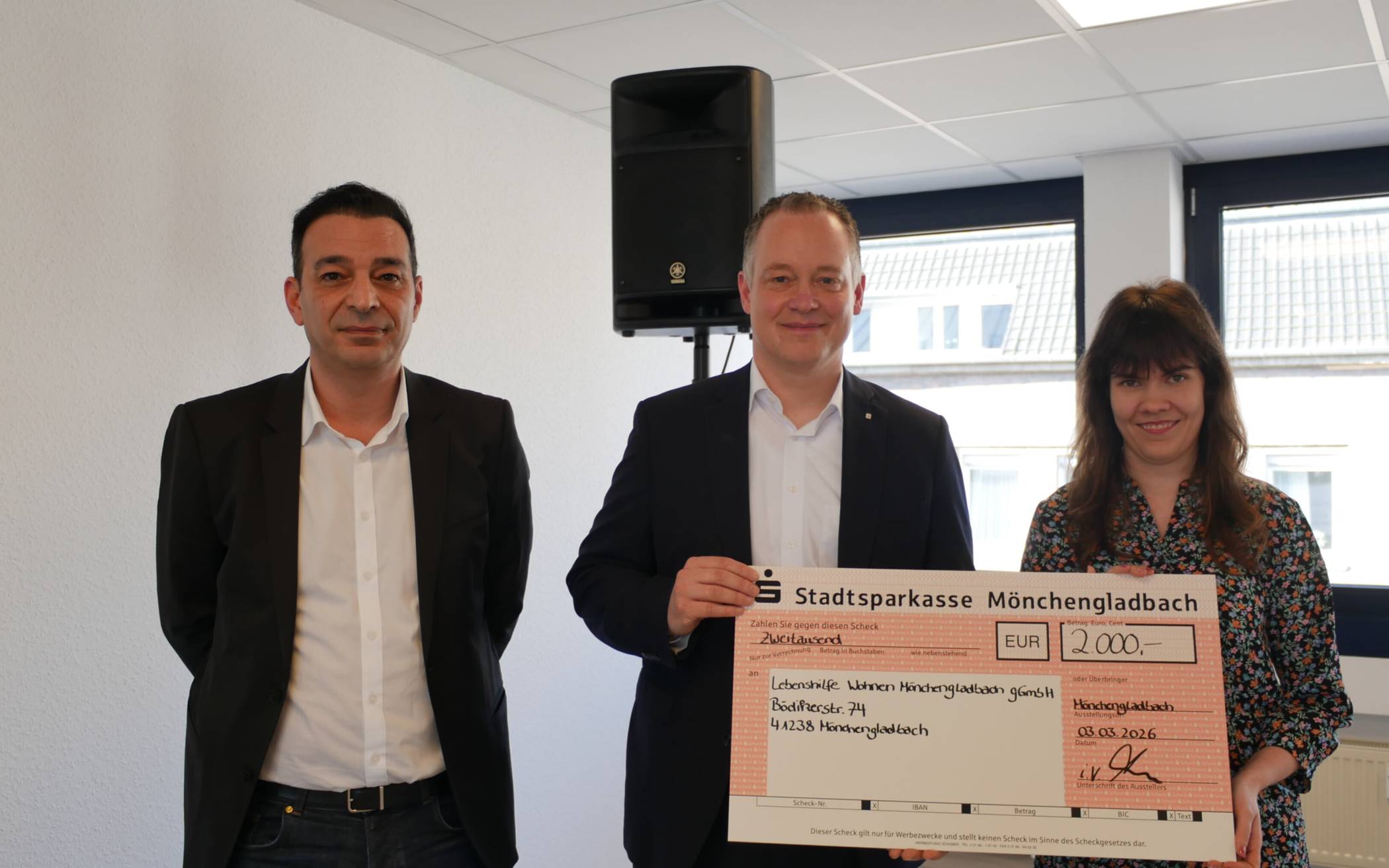 Scheckübergabe bei der Eröffnung des Frühförderzentrums