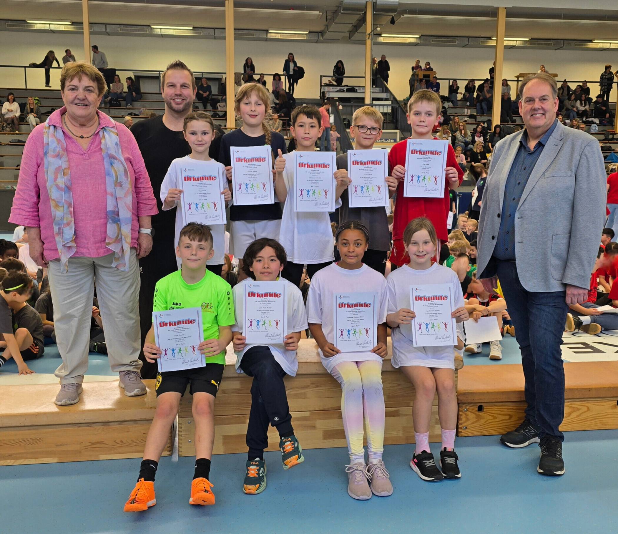  Die stellvertretende Bürgermeisterin Barbara Drese (links) und Frank Rattmann (Stadtwerke, rechts) mit den jungen Sportlerinnen und Sportlern. 