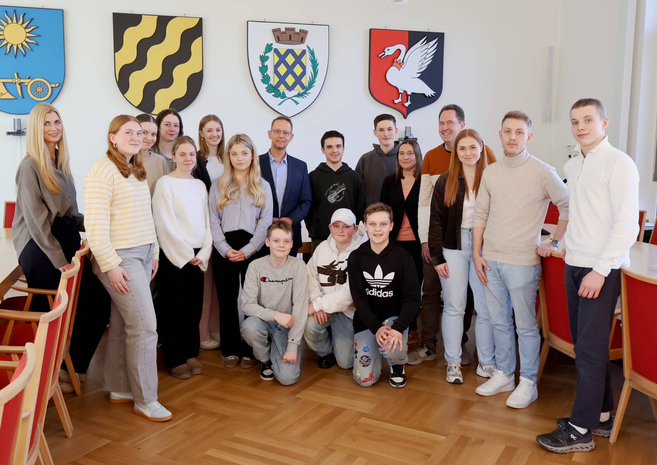 Bürgermeister Dirk Schauenberg mit den Schülervertretungen sowie ihren Lehrkräften bei der Besichtigung des Ratssaals. 