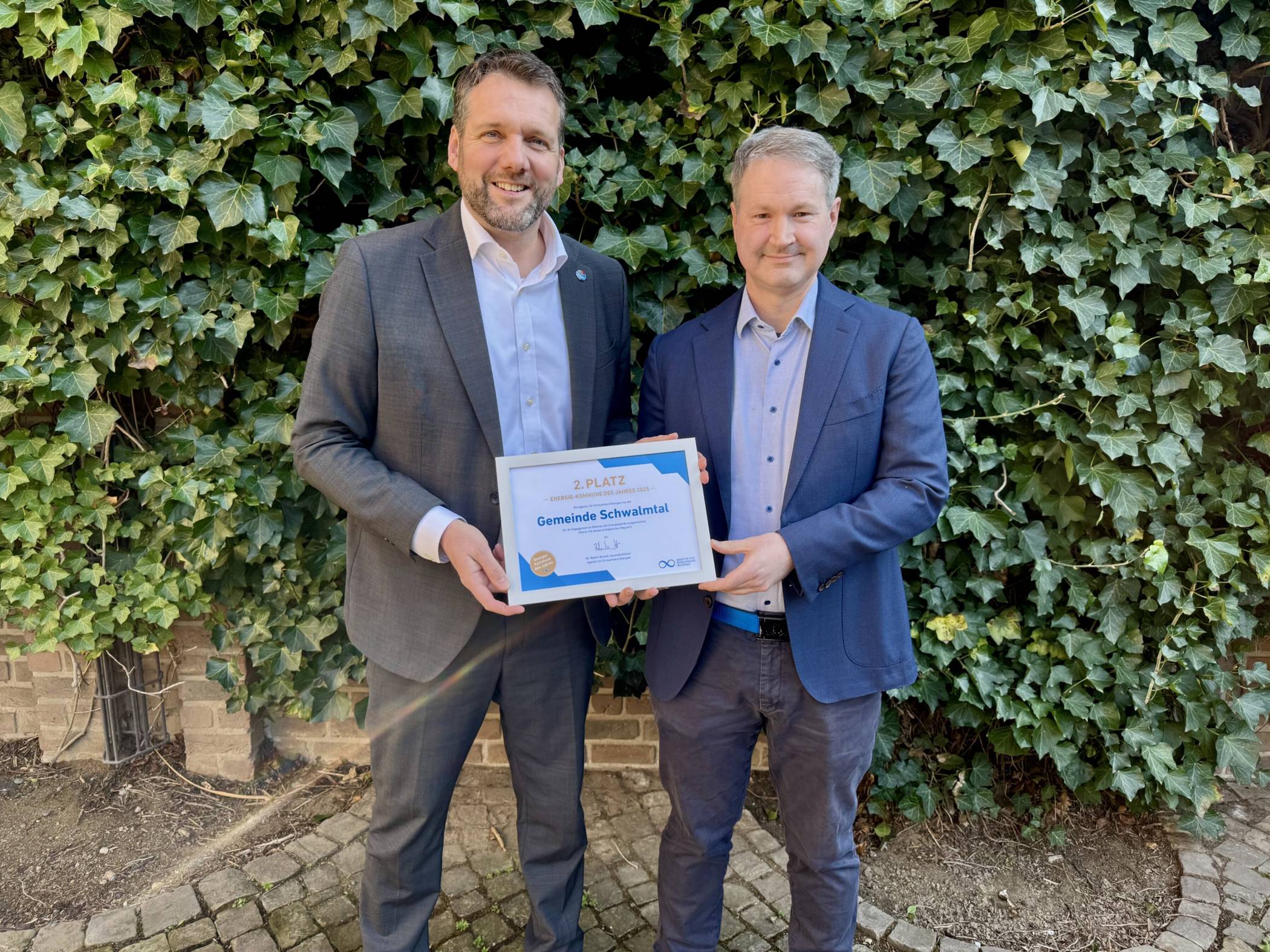  Bürgermeister Andreas Gisbertz und Klimamanager Dr. Michael Buijzen freuen sich über den zweiten Platz. 