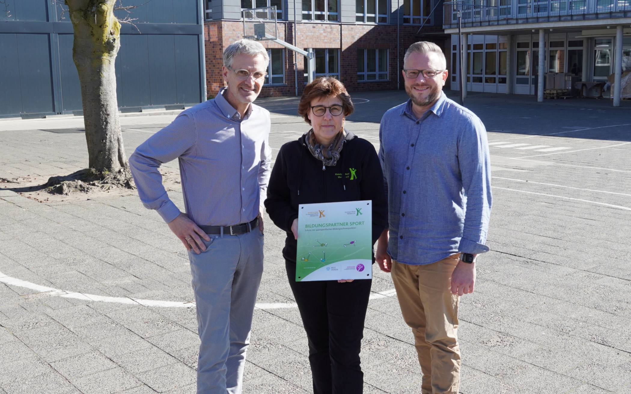 Bei der Übergabe des Bildungspartner-Schildes und