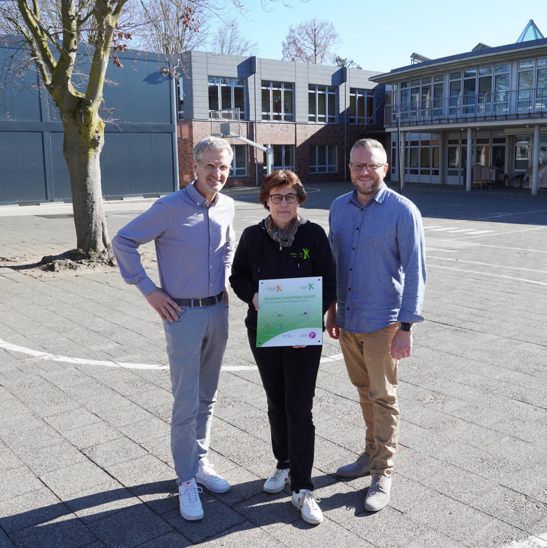  Bei der Übergabe des Bildungspartner-Schildes und Unterzeichnung der Kooperationsvereinbarung zwischen der Franziskus-Schule, dem Kreis Viersen und dem KreisSportBund Viersen e. V.: Ralf Leven, Jutta Bouscheljong und Dennis Rothstein. 