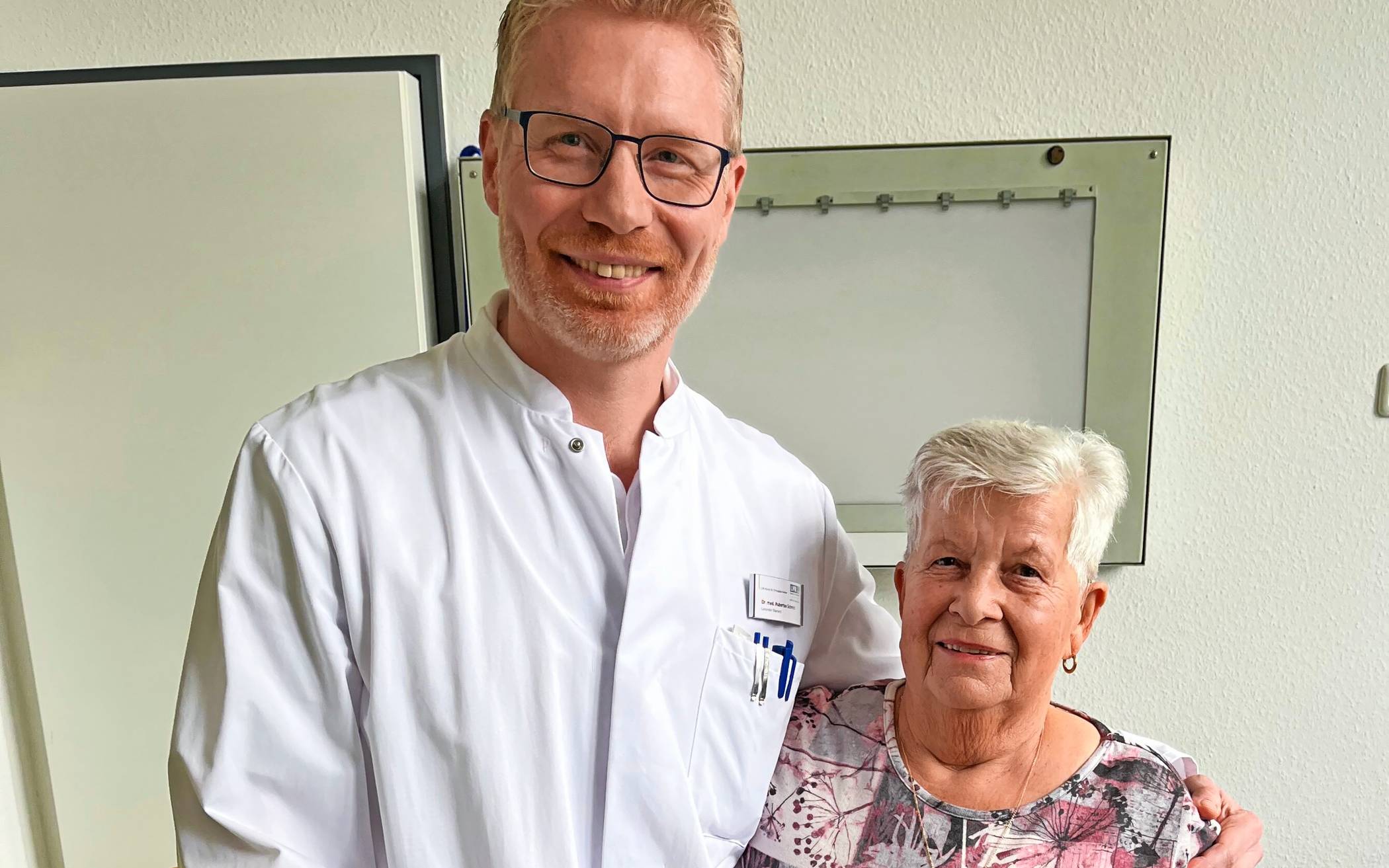  Dr. Hubertus Schmitt mit der 85-jährigen Patientin Doris Thomas.   