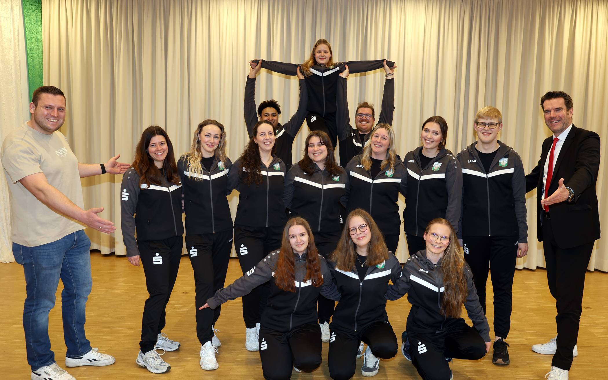 Für die Präsentation der neuen Trainingsanzüge