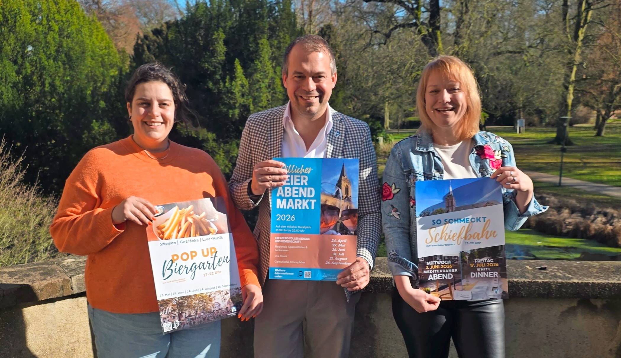 Feuen sich über einen gut gefüllten Veranstaltungskalender: Alina Nicolaye (Team Stadtmanagement), Bürgermeister Christian Pakusch und Sigrid Heuer (Team Stadtmanagement).  