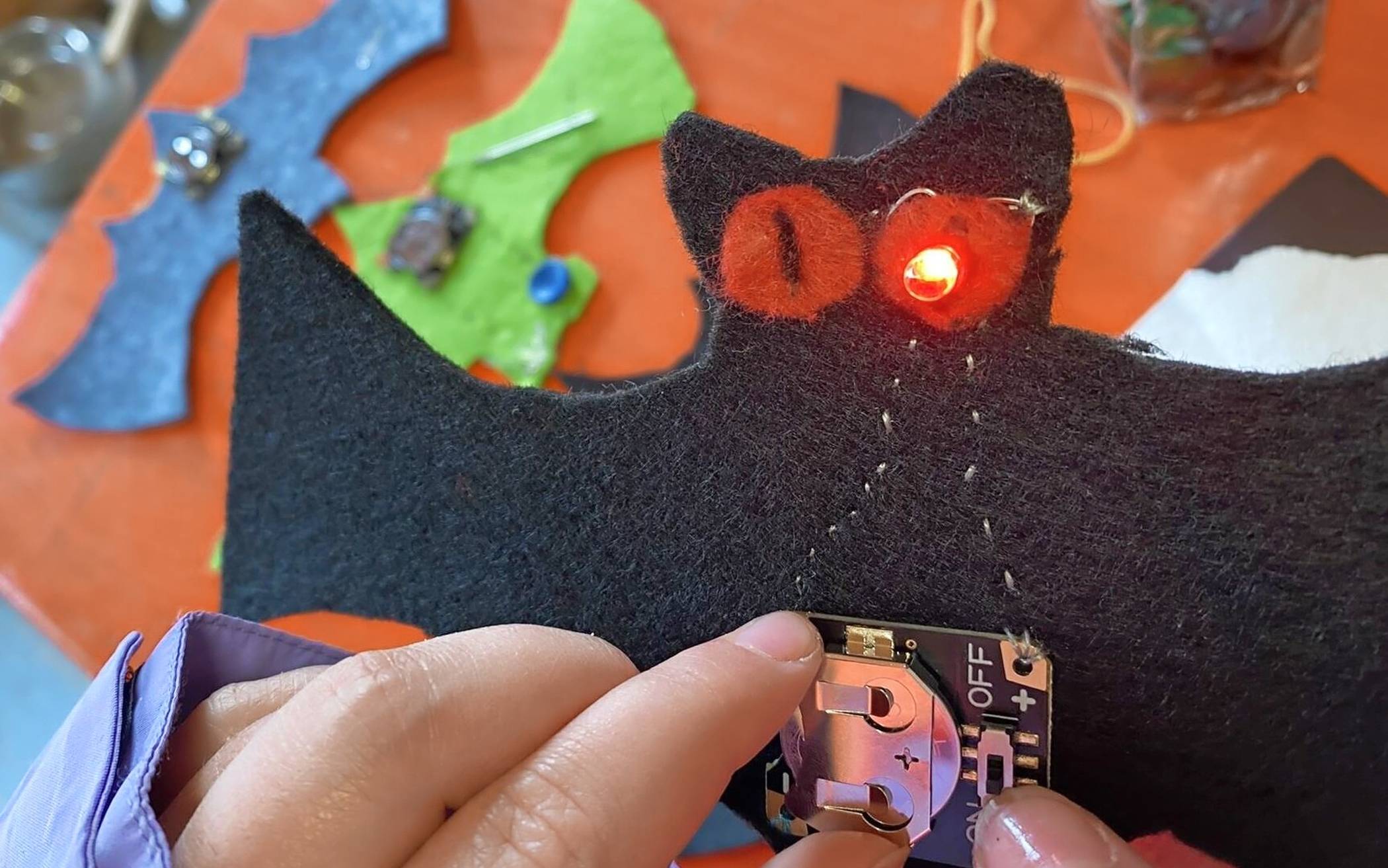 Unter dem Titel „Fledermaus-Fashion“ gibt es ein Ferienangebot in der neuen ELU.  