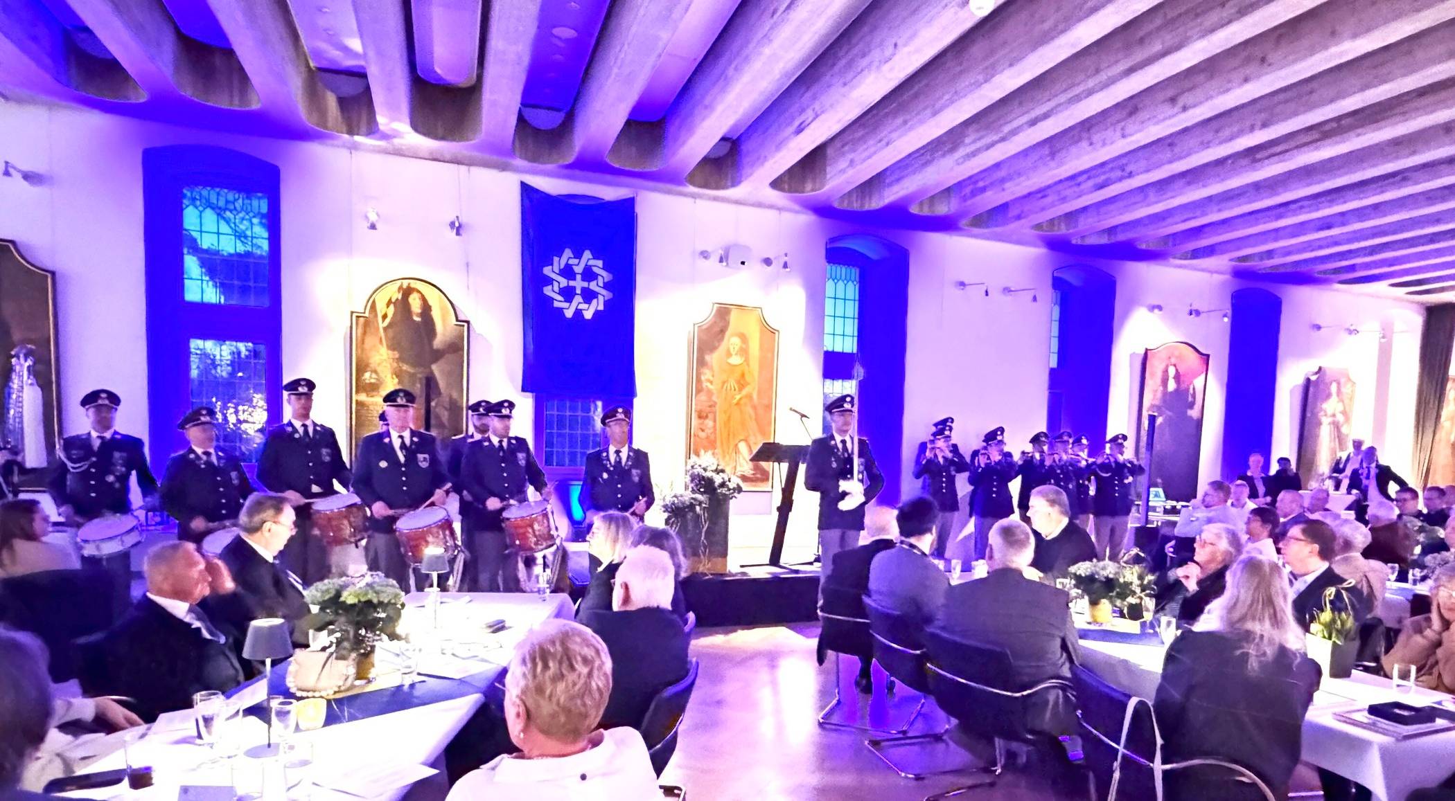 Diese Ratssitzung war anders und besonders feierlich: Es gab viele Ehrungen.  